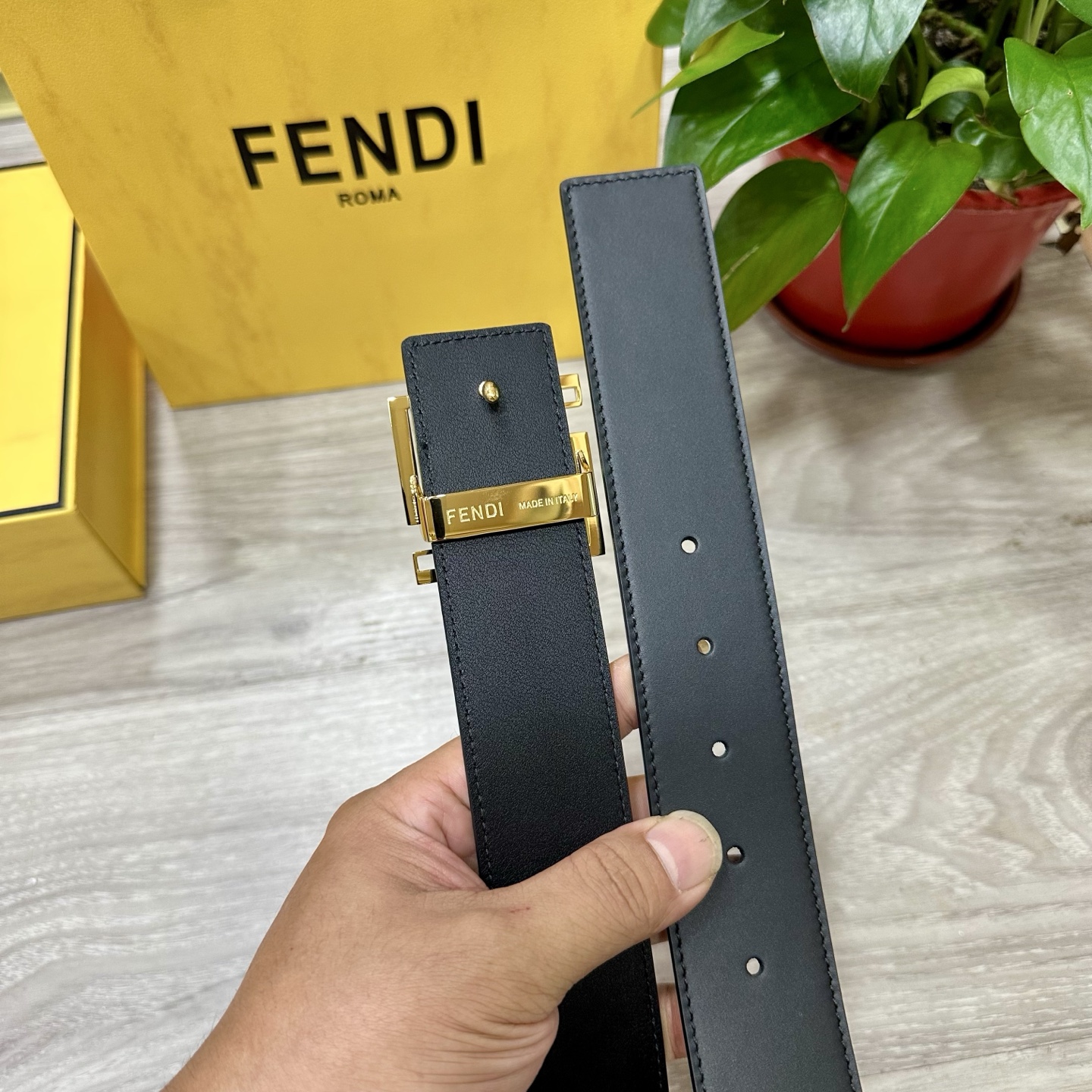
        FENDl （芬迪）宽40MM双面原版小牛皮 搭配单钌钯电镀扣 完美的手感.油边 出众
