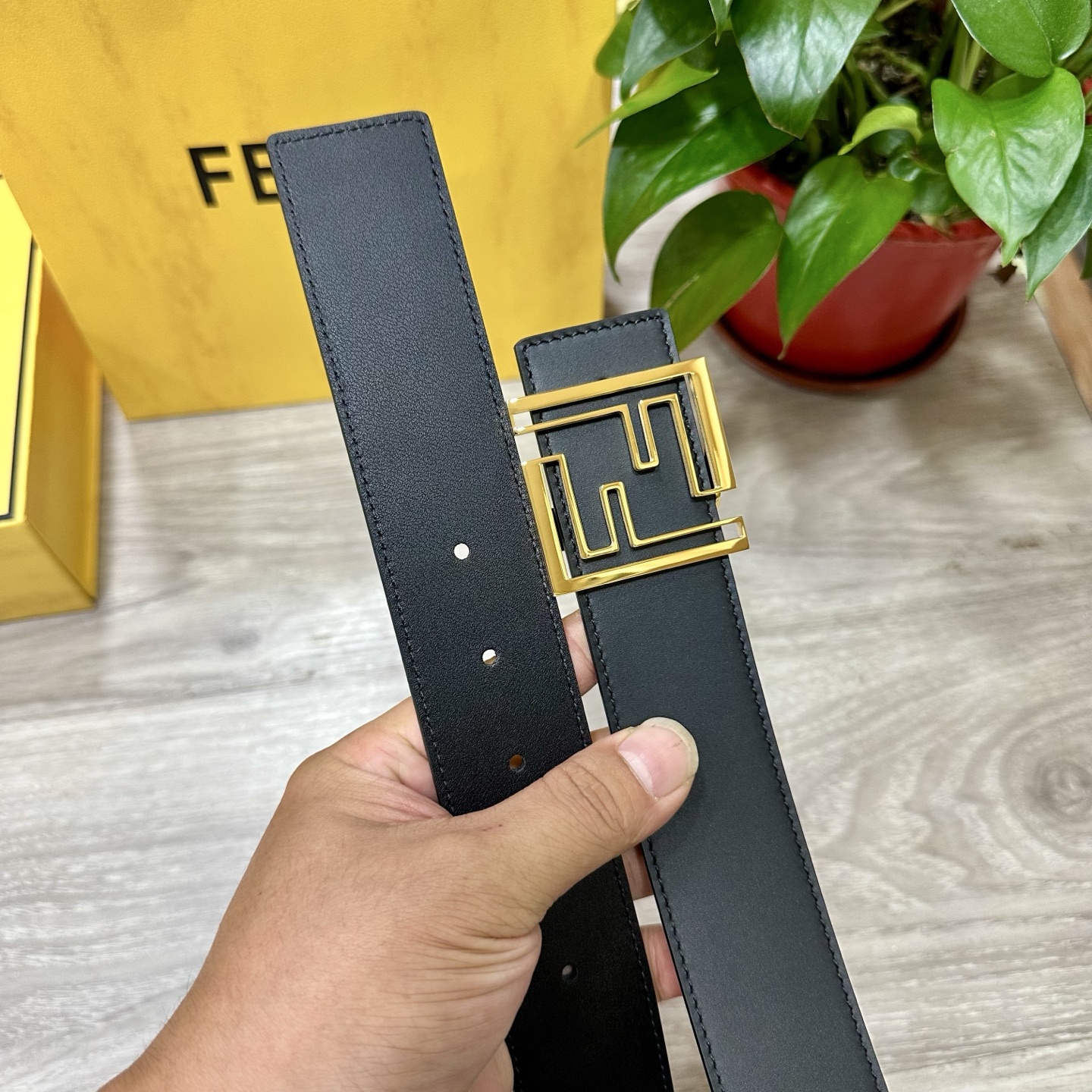 
        FENDl （芬迪）宽40MM双面原版小牛皮 搭配单钌钯电镀扣 完美的手感.油边 出众