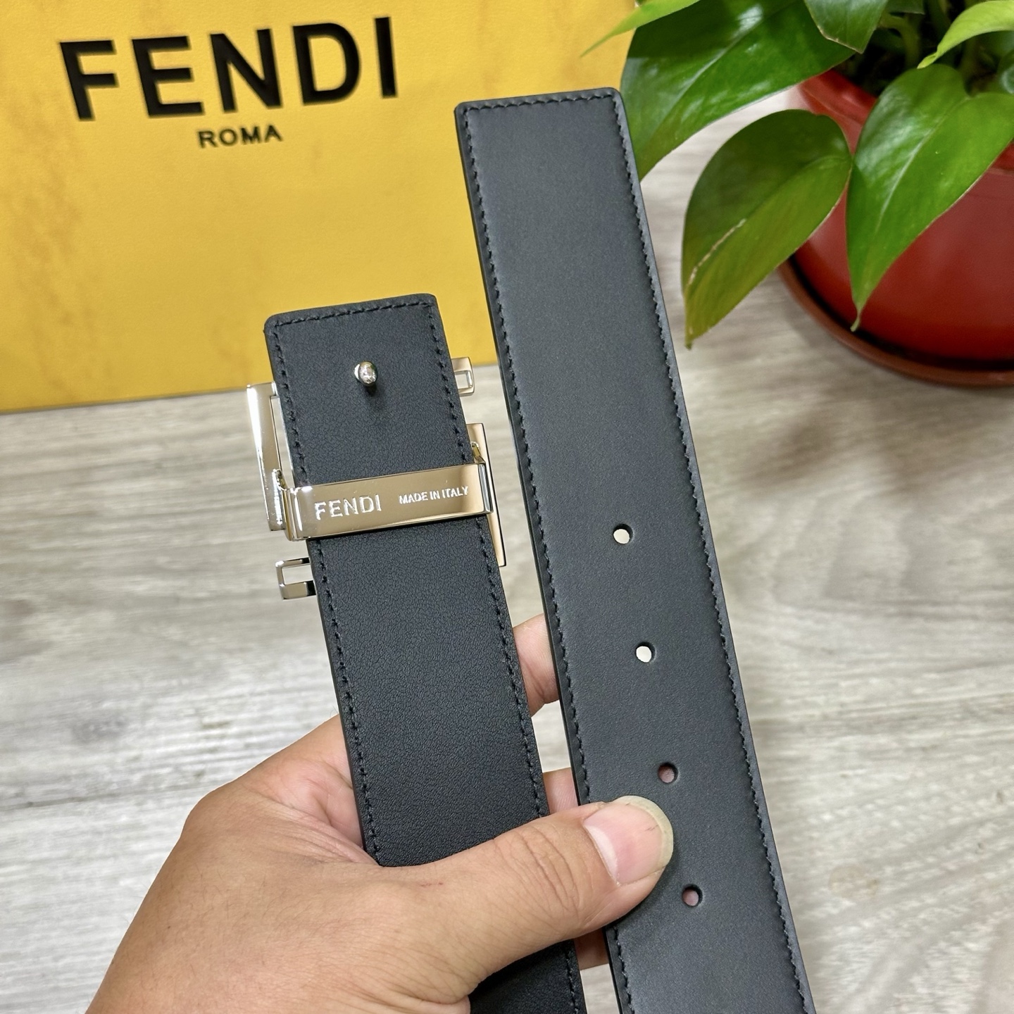 
        FENDl （芬迪）宽40MM双面原版小牛皮 搭配单钌钯电镀扣 完美的手感.油边 出众