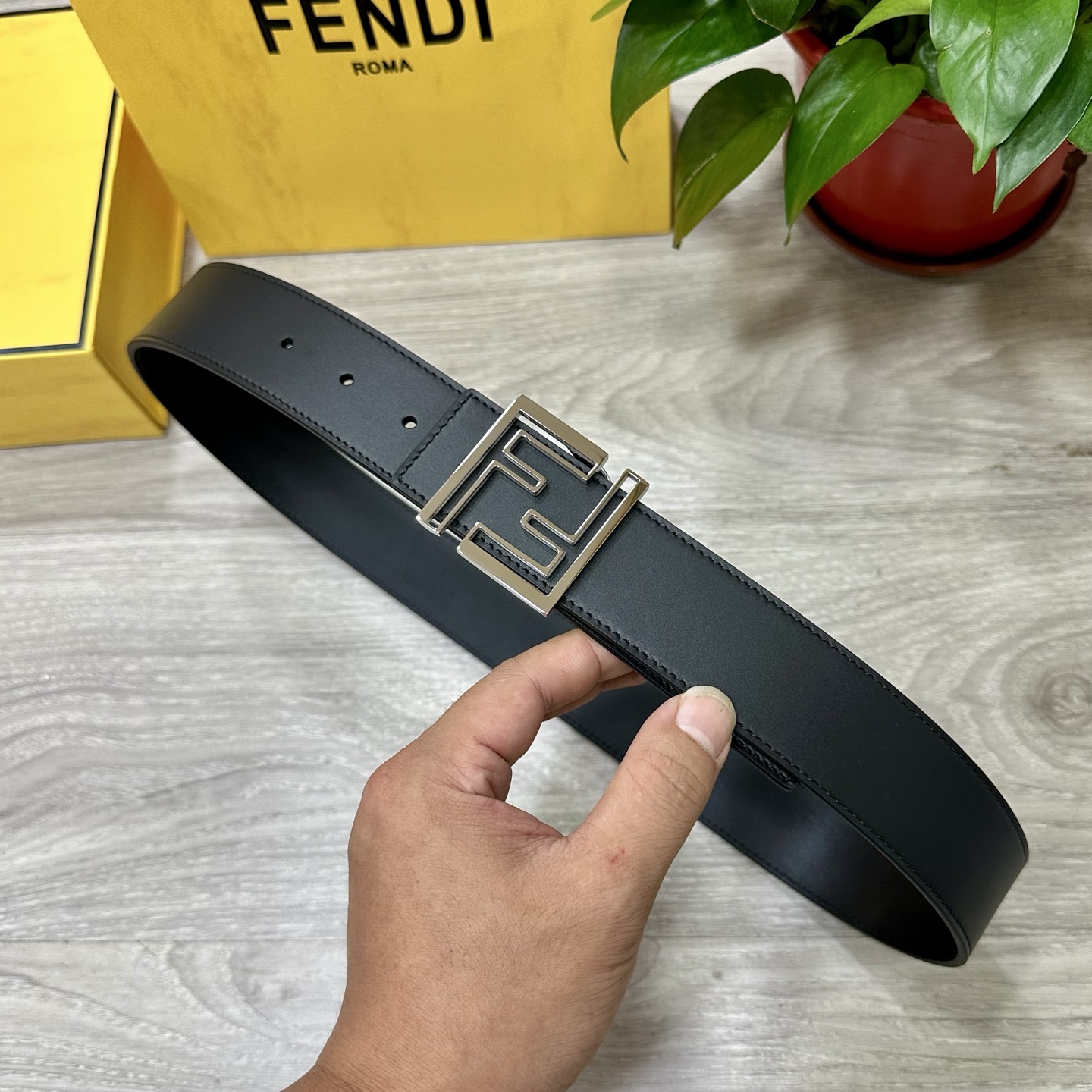 
        FENDl （芬迪）宽40MM双面原版小牛皮 搭配单钌钯电镀扣 完美的手感.油边 出众
