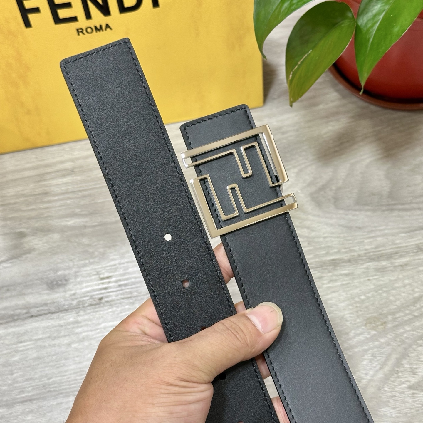 
        FENDl （芬迪）宽40MM双面原版小牛皮 搭配单钌钯电镀扣 完美的手感.油边 出众