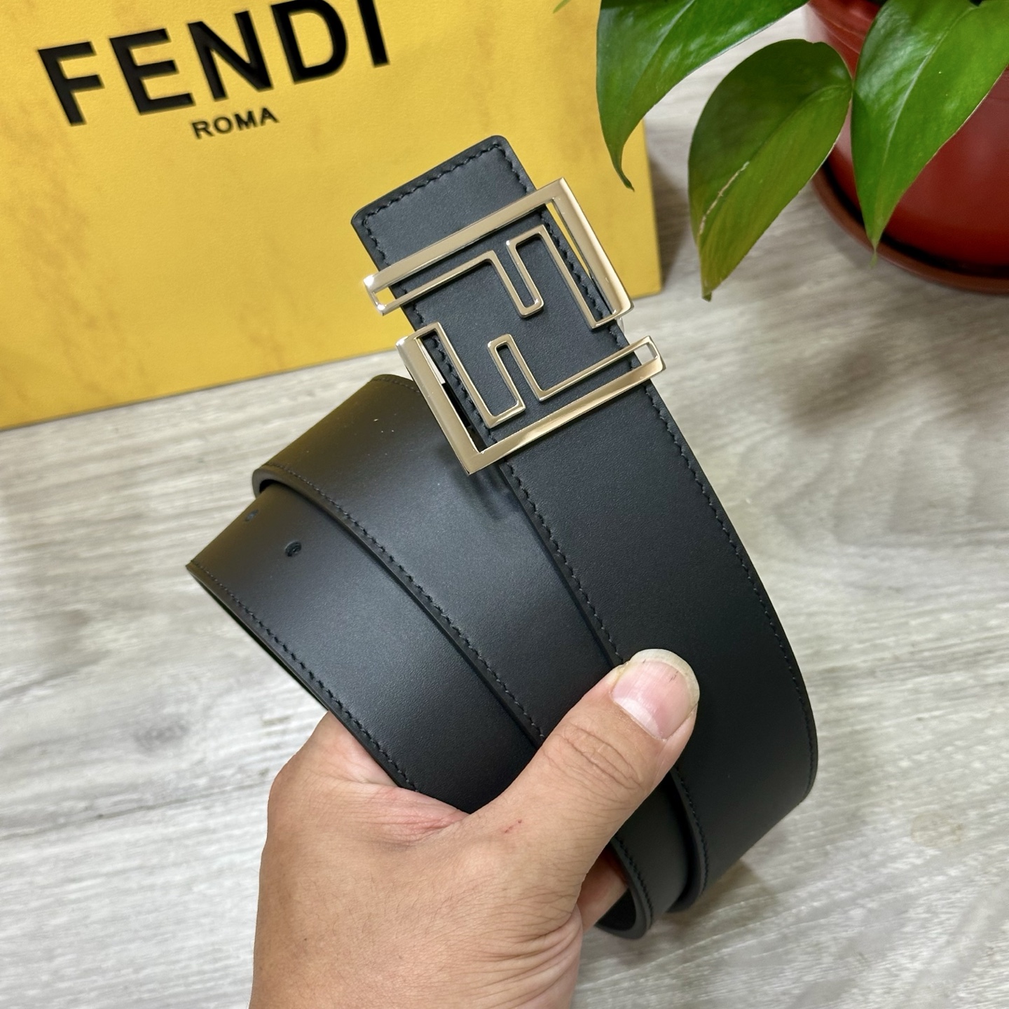
        FENDl （芬迪）宽40MM双面原版小牛皮 搭配单钌钯电镀扣 完美的手感.油边 出众
