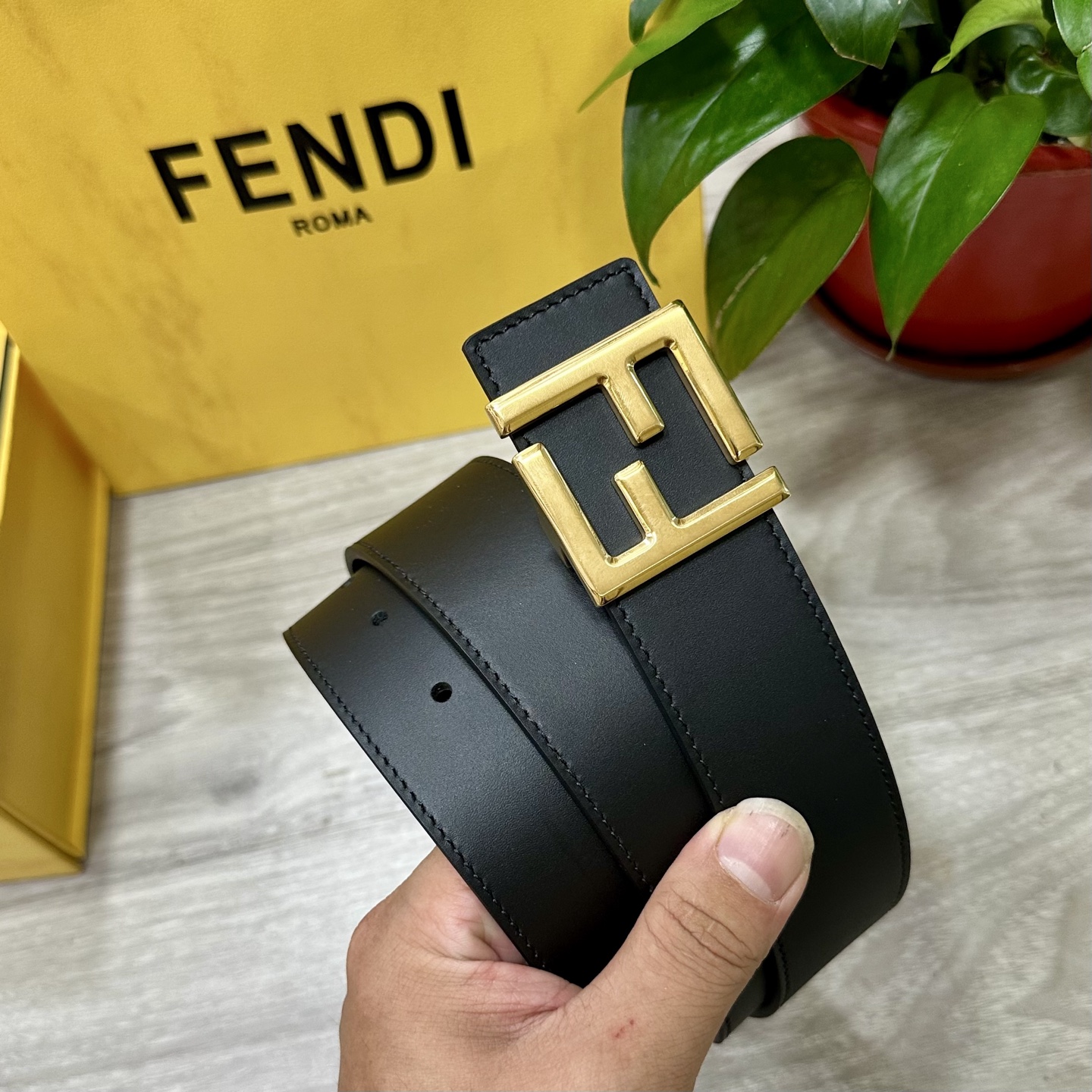 
        FENDl （芬迪）宽40MM双面原版小牛皮 搭配单钌钯电镀扣 完美的手感.油边 出众
