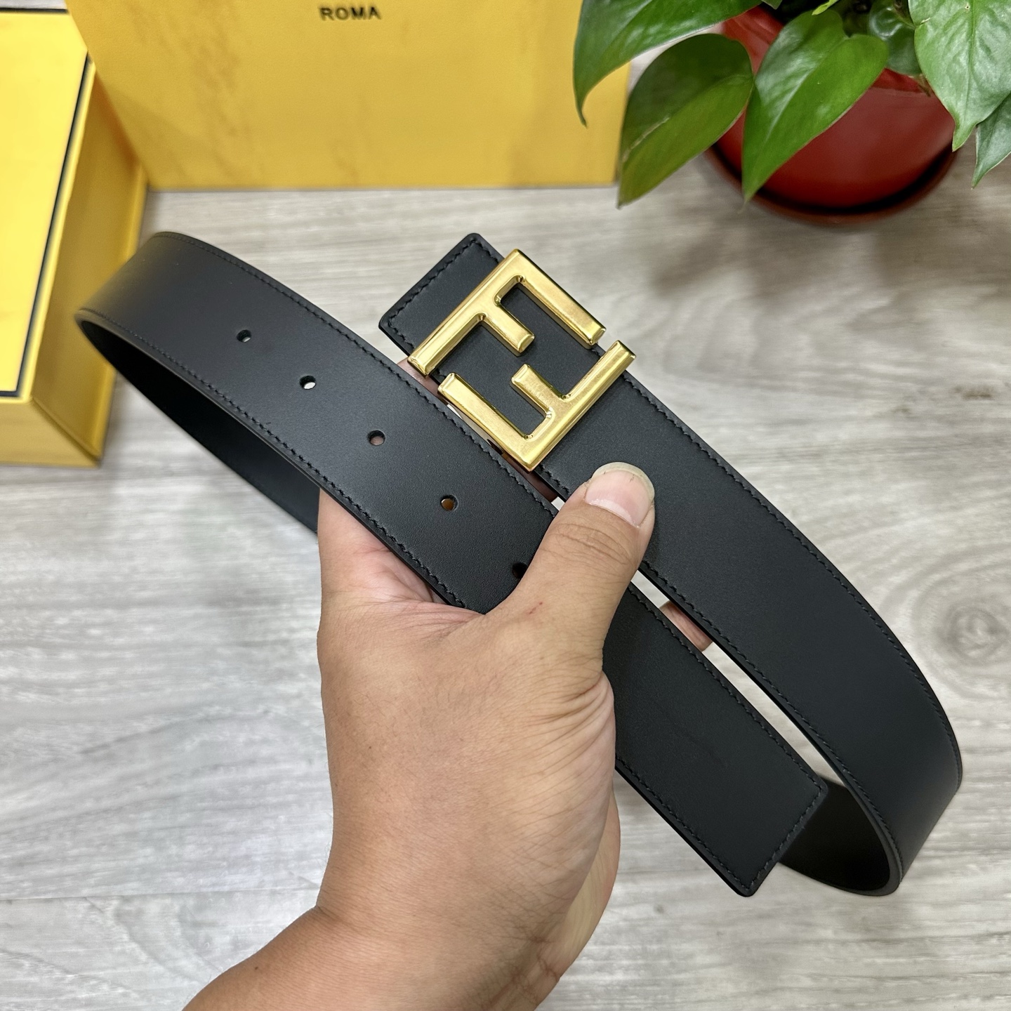 
        FENDl （芬迪）宽40MM双面原版小牛皮 搭配单钌钯电镀扣 完美的手感.油边 出众