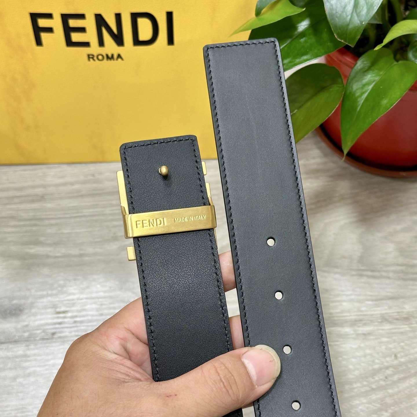 
        FENDl （芬迪）宽40MM双面原版小牛皮 搭配单钌钯电镀扣 完美的手感.油边 出众