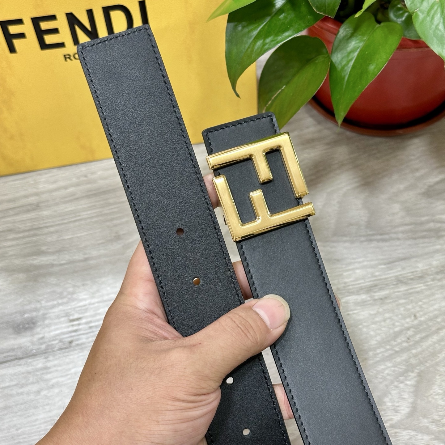 
        FENDl （芬迪）宽40MM双面原版小牛皮 搭配单钌钯电镀扣 完美的手感.油边 出众