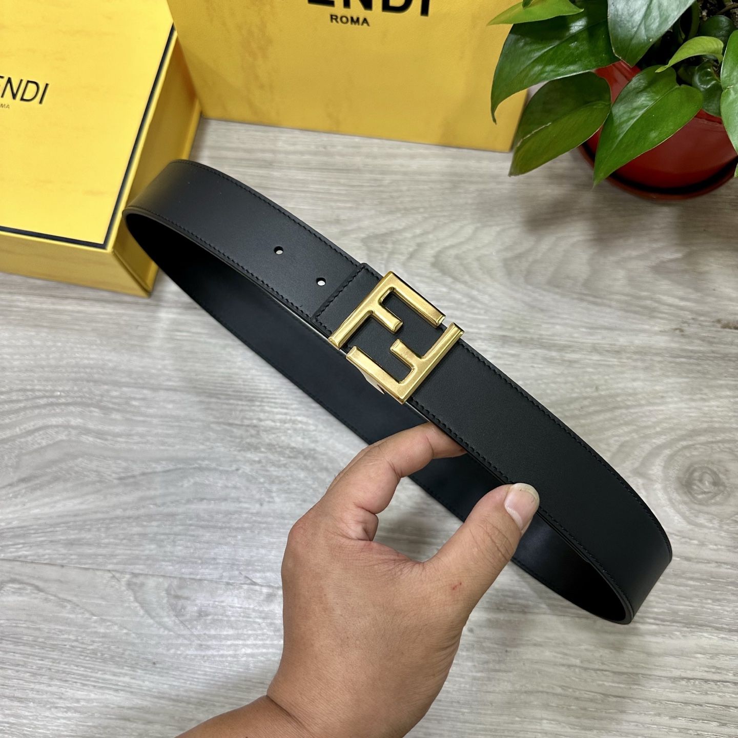 
        FENDl （芬迪）宽40MM双面原版小牛皮 搭配单钌钯电镀扣 完美的手感.油边 出众