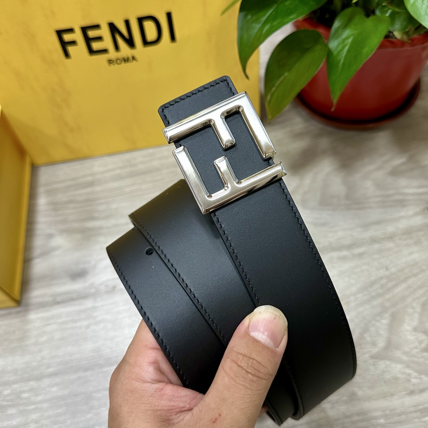
        FENDl （芬迪）宽40MM双面原版小牛皮 搭配单钌钯电镀扣 完美的手感.油边 出众