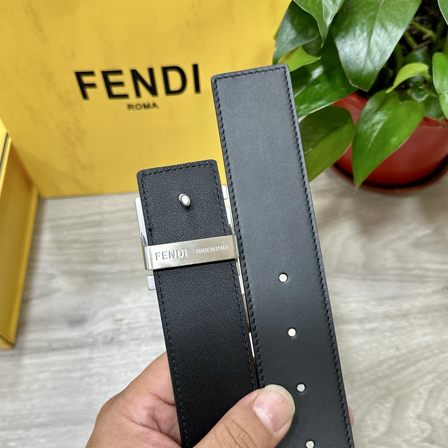 
        FENDl （芬迪）宽40MM双面原版小牛皮 搭配单钌钯电镀扣 完美的手感.油边 出众