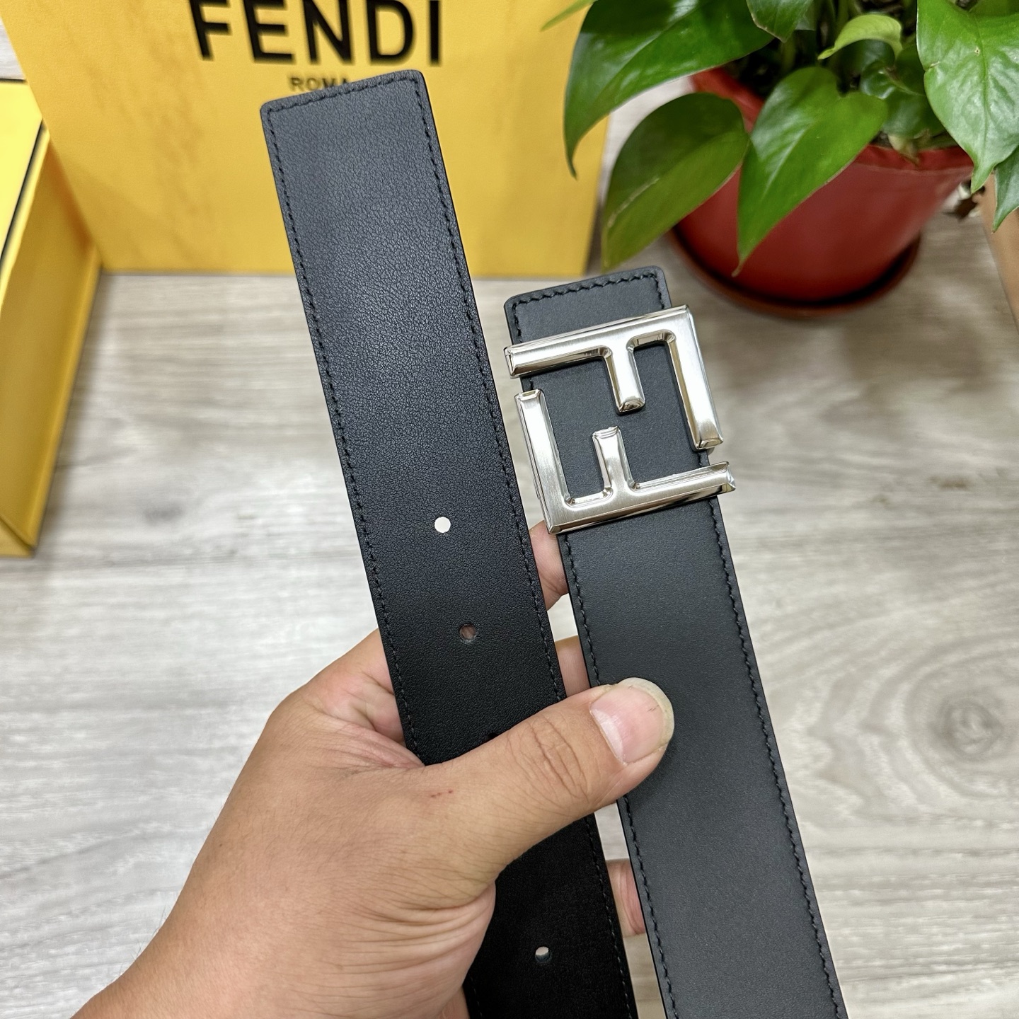 
        FENDl （芬迪）宽40MM双面原版小牛皮 搭配单钌钯电镀扣 完美的手感.油边 出众