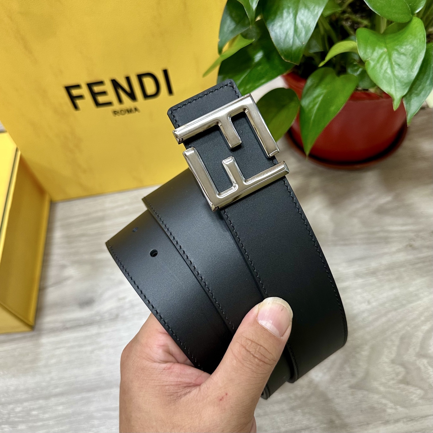 
        FENDl （芬迪）宽40MM双面原版小牛皮 搭配单钌钯电镀扣 完美的手感.油边 出众