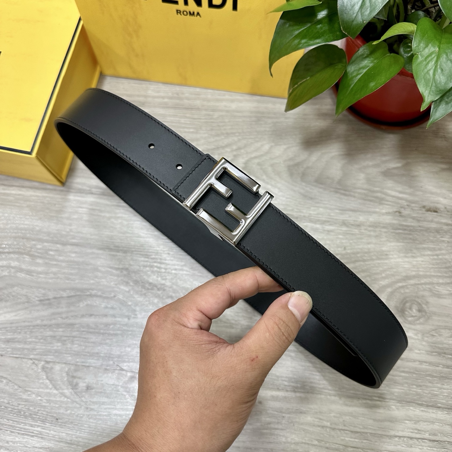 
        FENDl （芬迪）宽40MM双面原版小牛皮 搭配单钌钯电镀扣 完美的手感.油边 出众