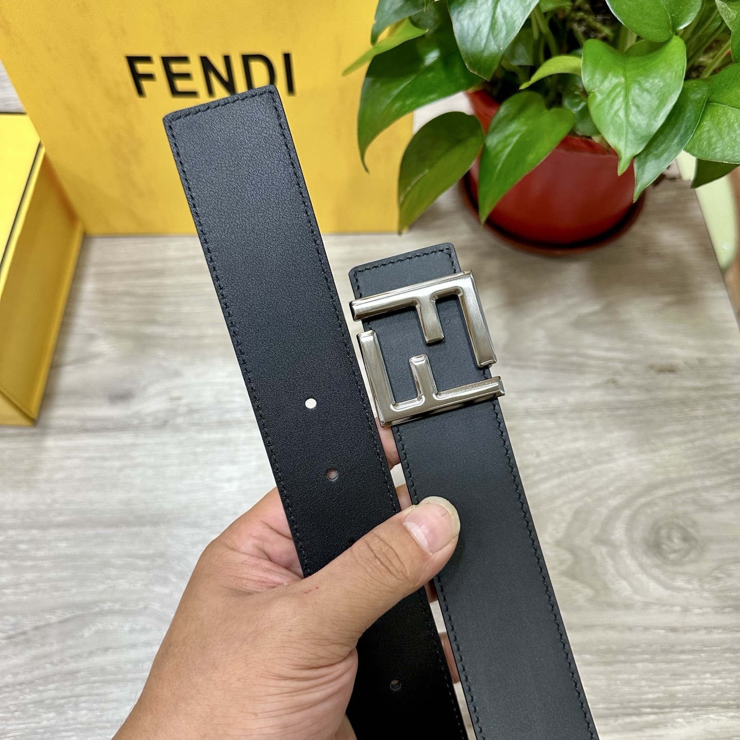 
        FENDl （芬迪）宽40MM双面原版小牛皮 搭配单钌钯电镀扣 完美的手感.油边 出众