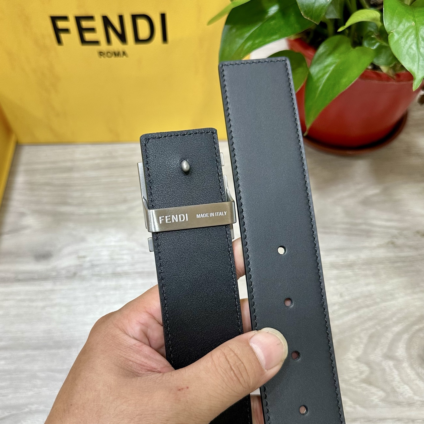 
        FENDl （芬迪）宽40MM双面原版小牛皮 搭配单钌钯电镀扣 完美的手感.油边 出众