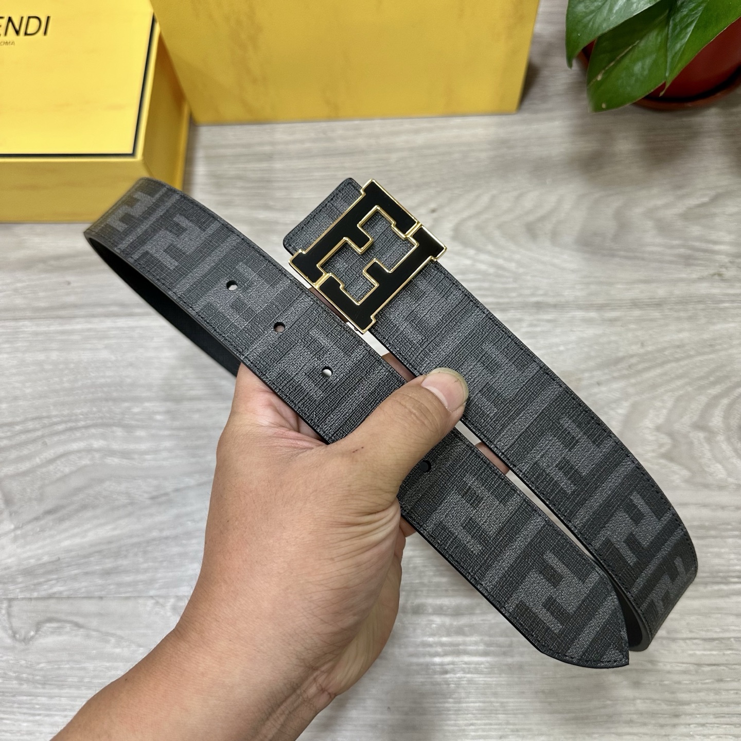 
     FENDI（芬迪）专柜同款 宽4.0CM 双环正反用腰带 FF按钉搭扣 黑色Cuoio  R