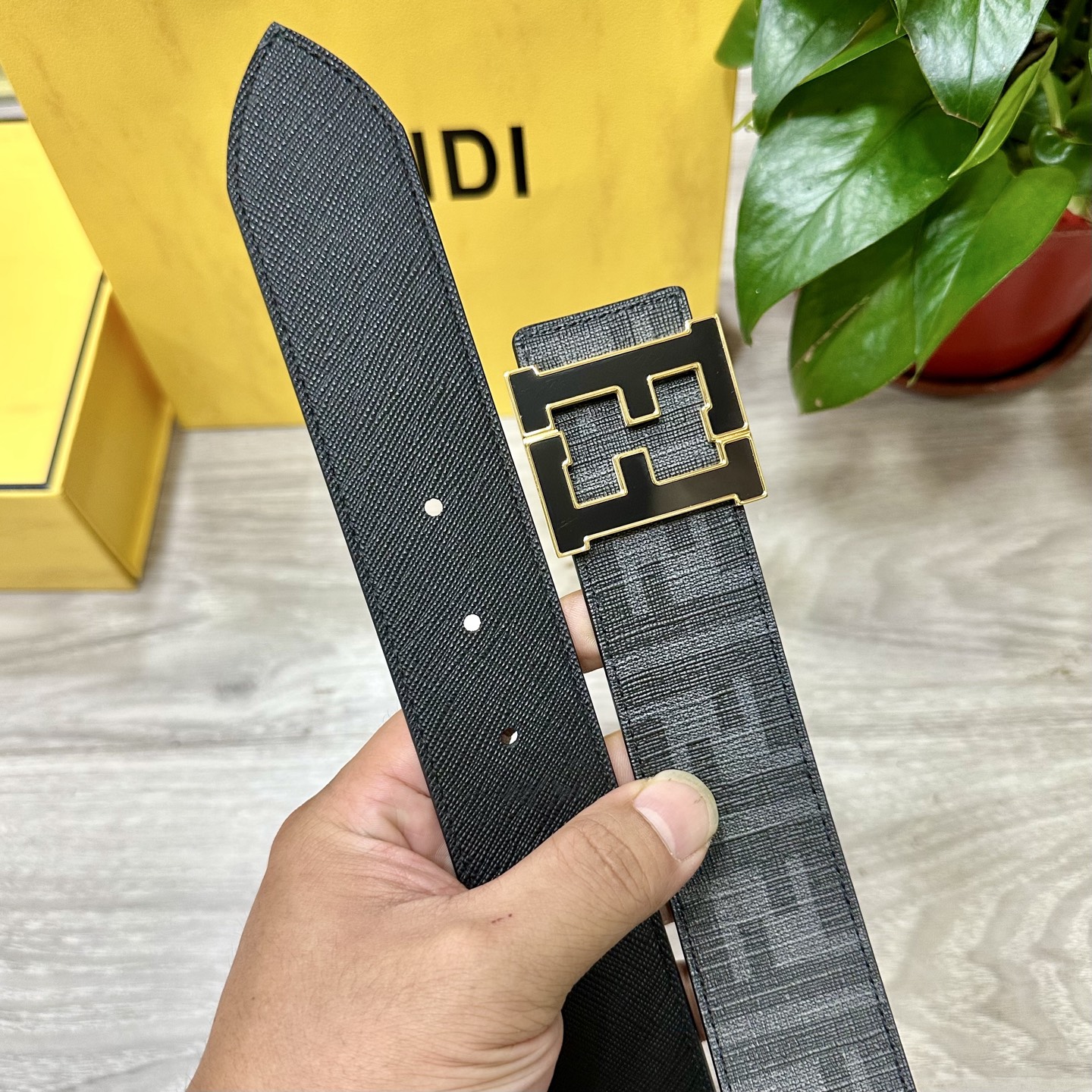 
     FENDI（芬迪）专柜同款 宽4.0CM 双环正反用腰带 FF按钉搭扣 黑色Cuoio  R