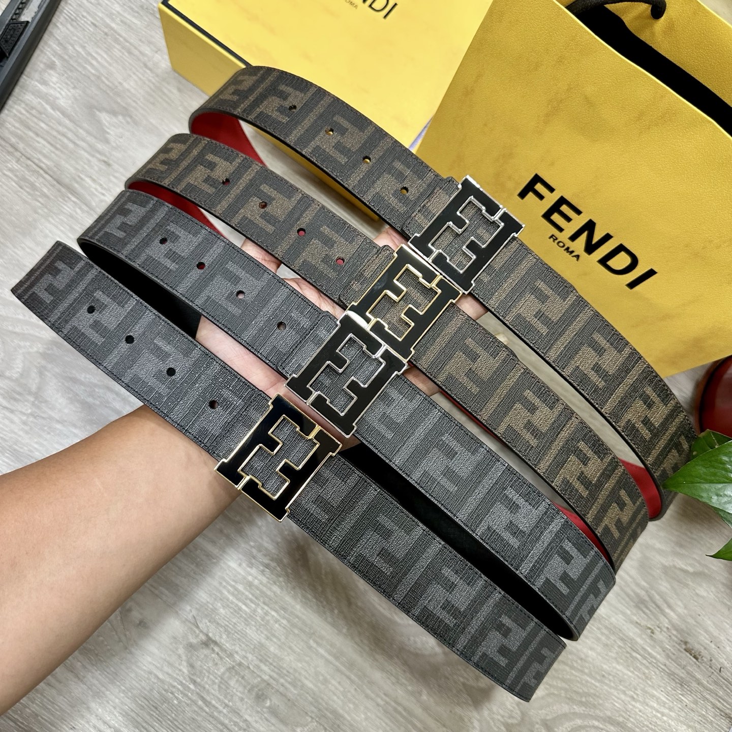 
     FENDI（芬迪）专柜同款 宽4.0CM 双环正反用腰带 FF按钉搭扣 黑色Cuoio  R