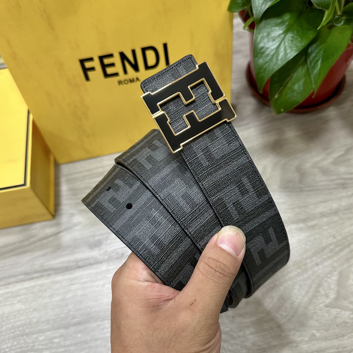 
     FENDI（芬迪）专柜同款 宽4.0CM 双环正反用腰带 FF按钉搭扣 黑色Cuoio  R