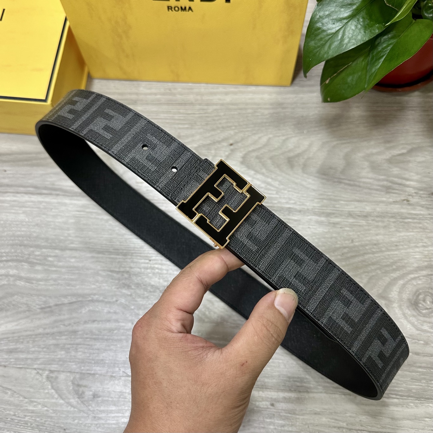 
     FENDI（芬迪）专柜同款 宽4.0CM 双环正反用腰带 FF按钉搭扣 黑色Cuoio  R