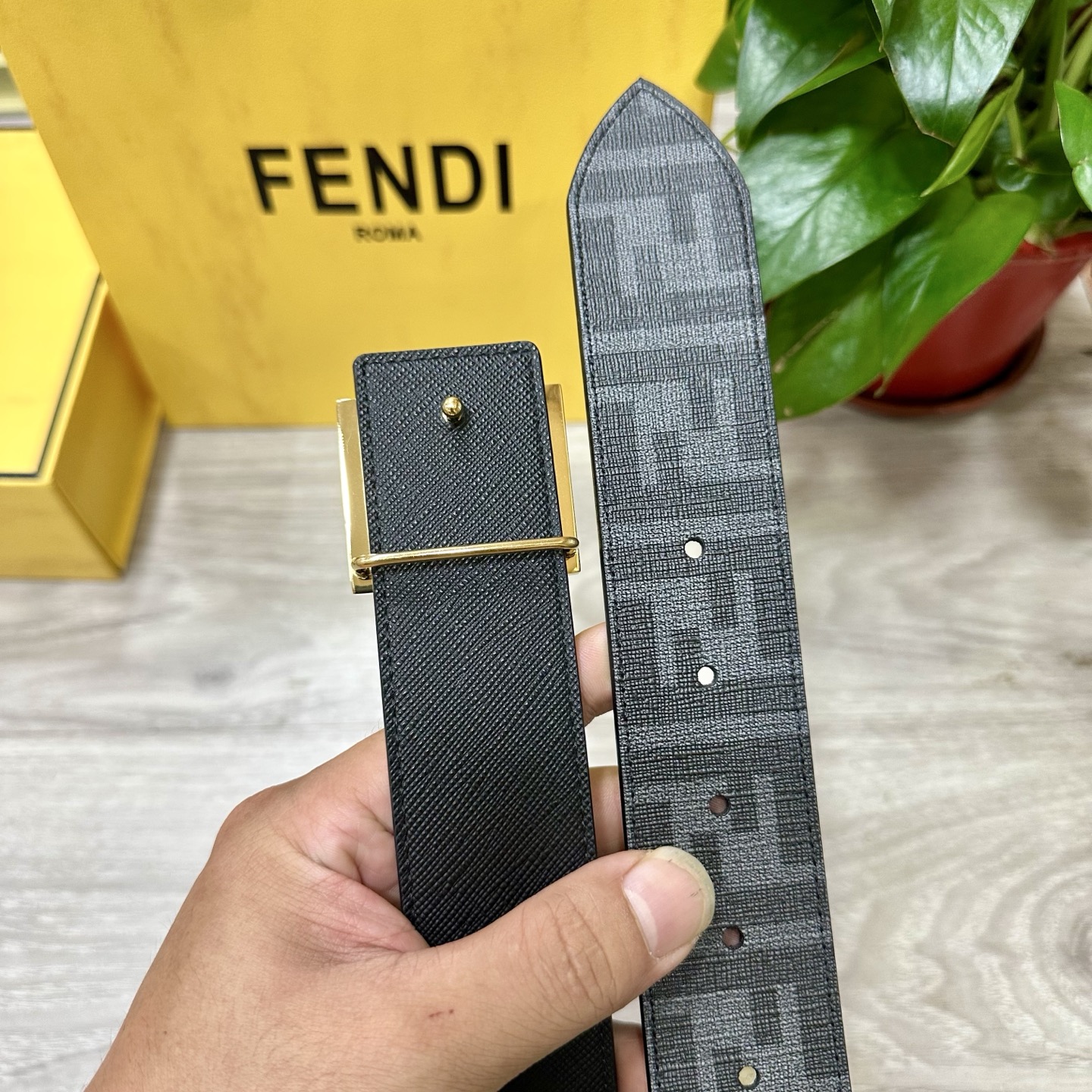 
     FENDI（芬迪）专柜同款 宽4.0CM 双环正反用腰带 FF按钉搭扣 黑色Cuoio  R