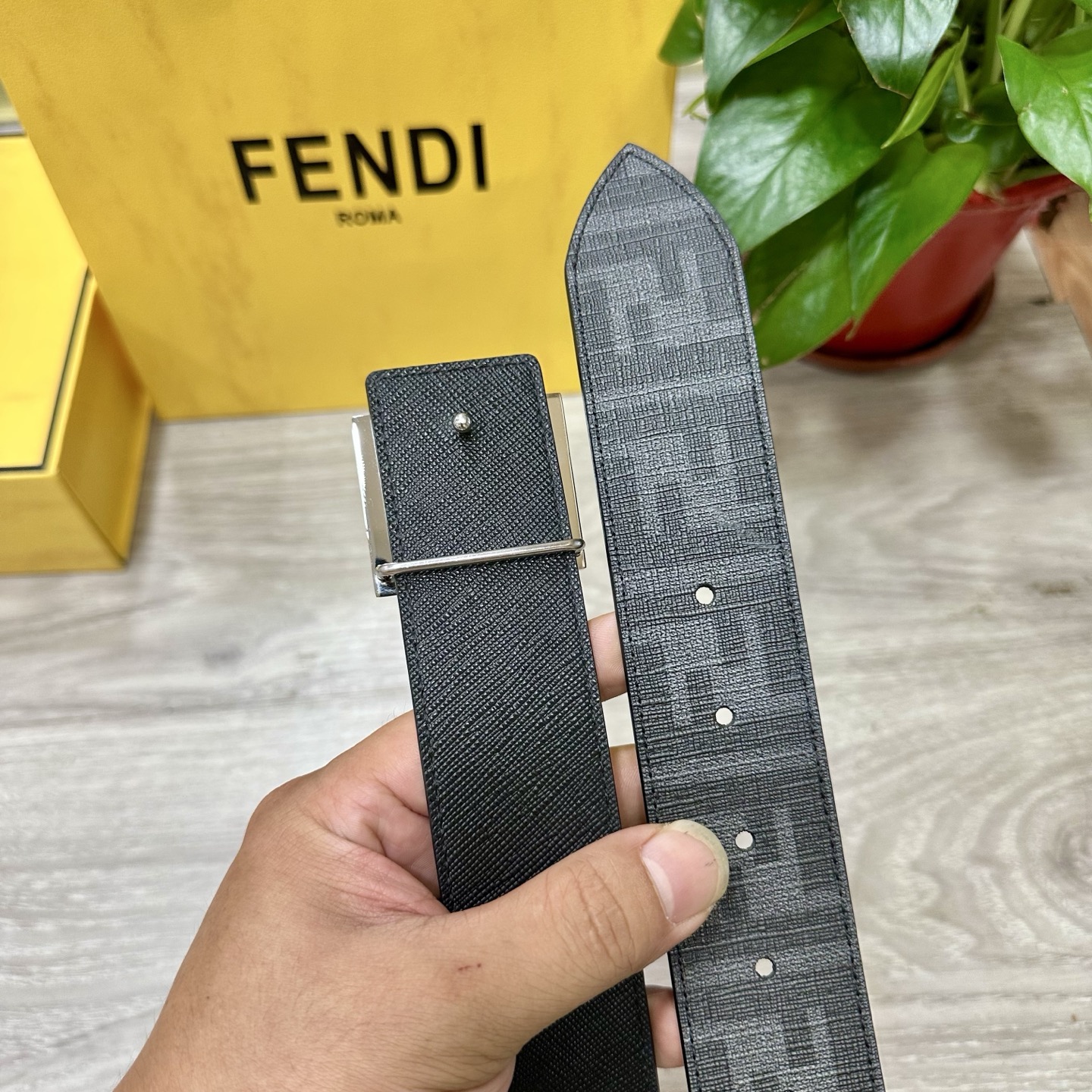 
     FENDI（芬迪）专柜同款 宽4.0CM 双环正反用腰带 FF按钉搭扣 黑色Cuoio  R