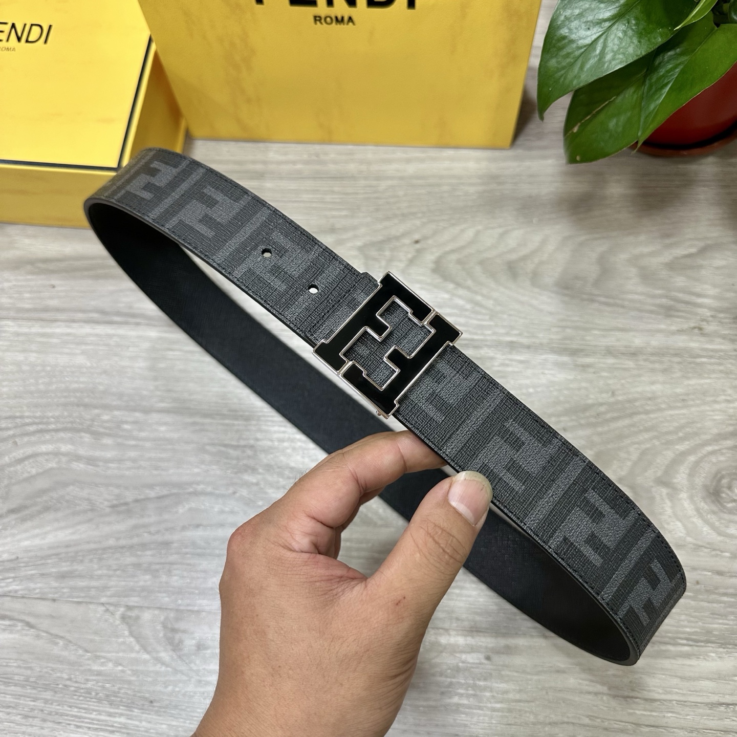 
     FENDI（芬迪）专柜同款 宽4.0CM 双环正反用腰带 FF按钉搭扣 黑色Cuoio  R