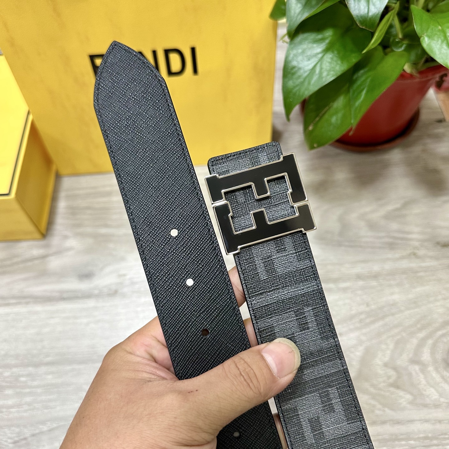 
     FENDI（芬迪）专柜同款 宽4.0CM 双环正反用腰带 FF按钉搭扣 黑色Cuoio  R