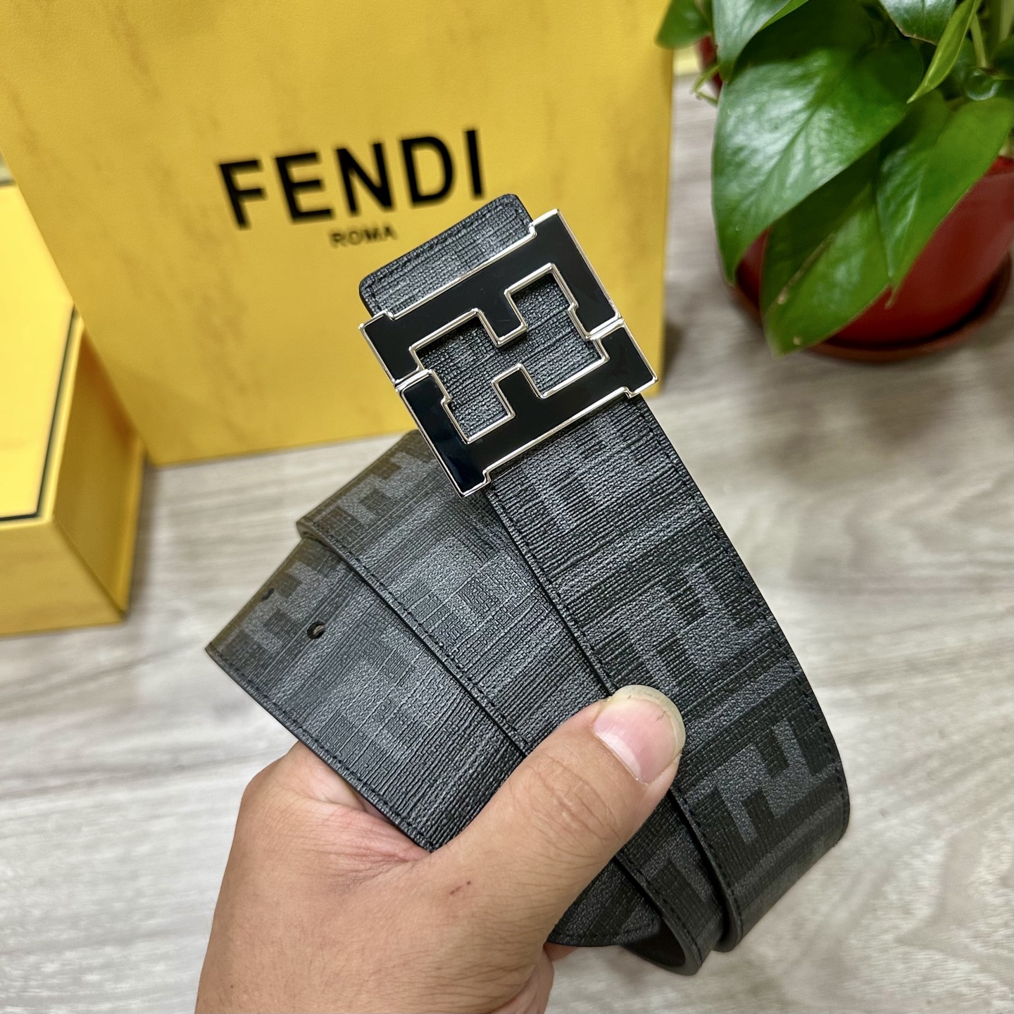 
     FENDI（芬迪）专柜同款 宽4.0CM 双环正反用腰带 FF按钉搭扣 黑色Cuoio  R