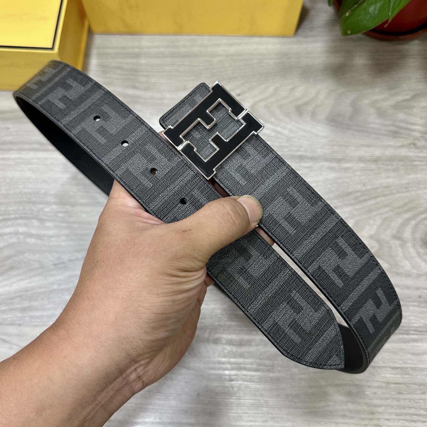 
     FENDI（芬迪）专柜同款 宽4.0CM 双环正反用腰带 FF按钉搭扣 黑色Cuoio  R