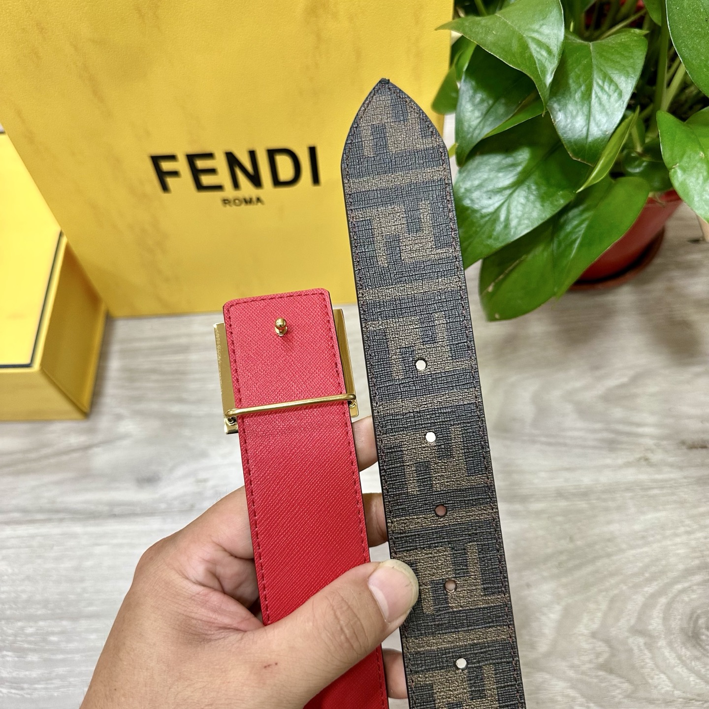 
     FENDI（芬迪）专柜同款 宽4.0CM 双环正反用腰带 FF按钉搭扣 黑色Cuoio  R