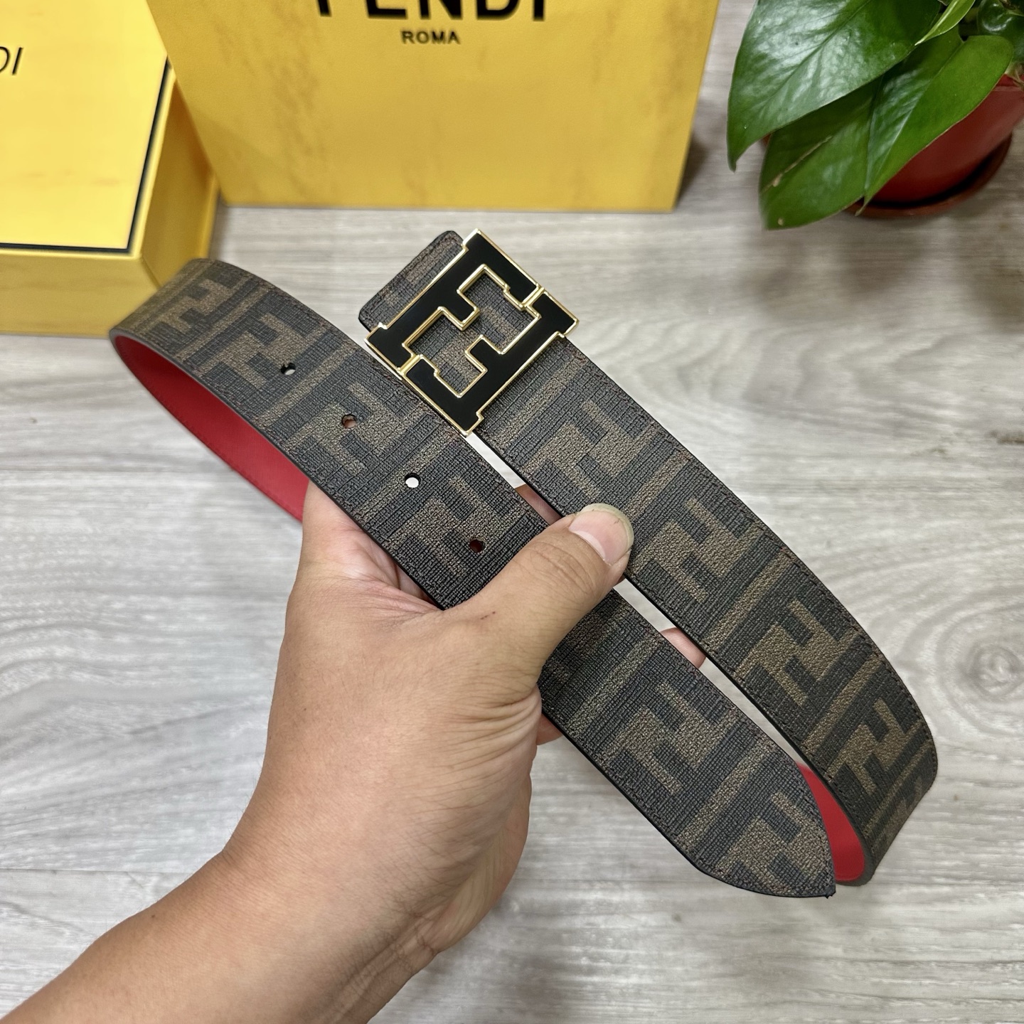 
     FENDI（芬迪）专柜同款 宽4.0CM 双环正反用腰带 FF按钉搭扣 黑色Cuoio  R