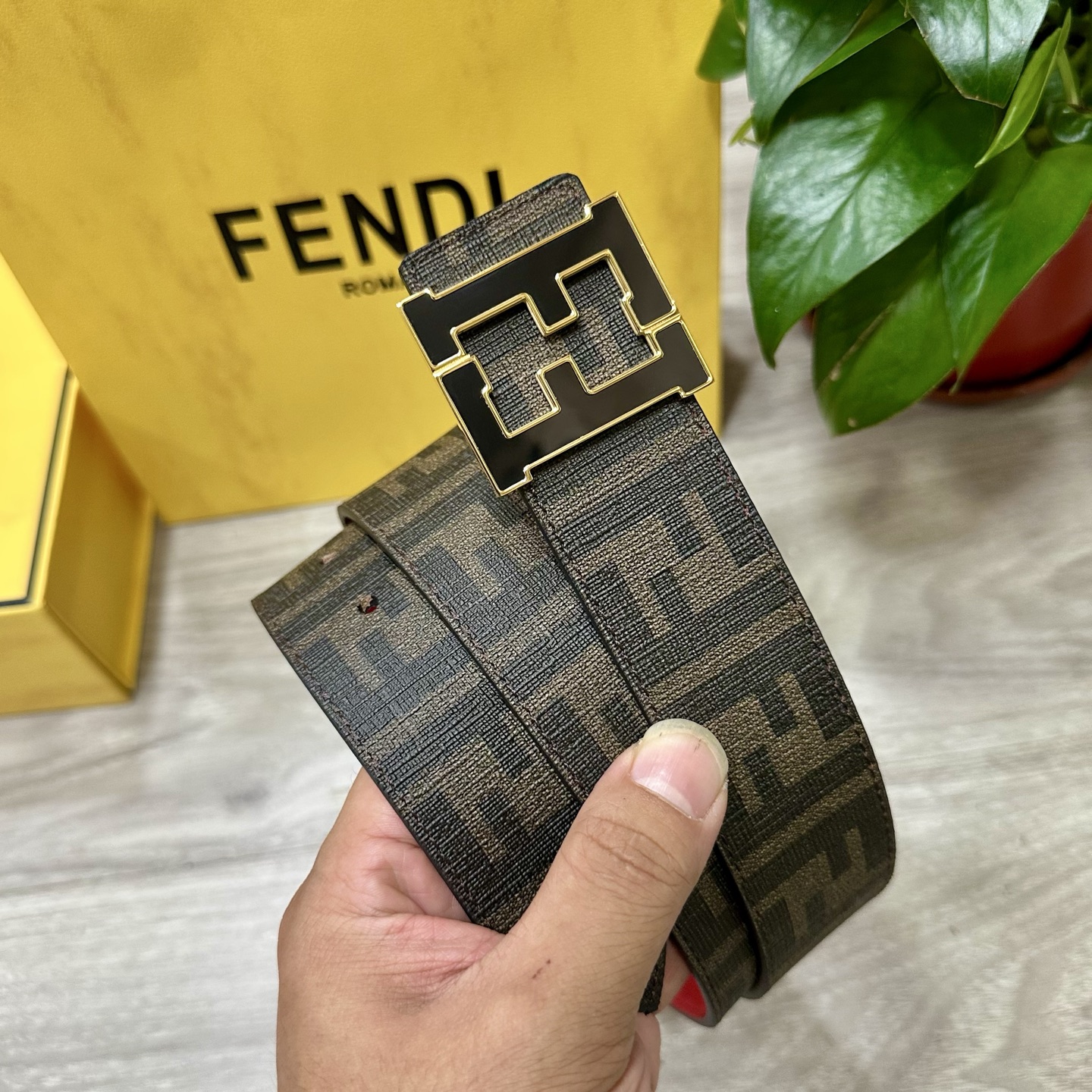 
     FENDI（芬迪）专柜同款 宽4.0CM 双环正反用腰带 FF按钉搭扣 黑色Cuoio  R