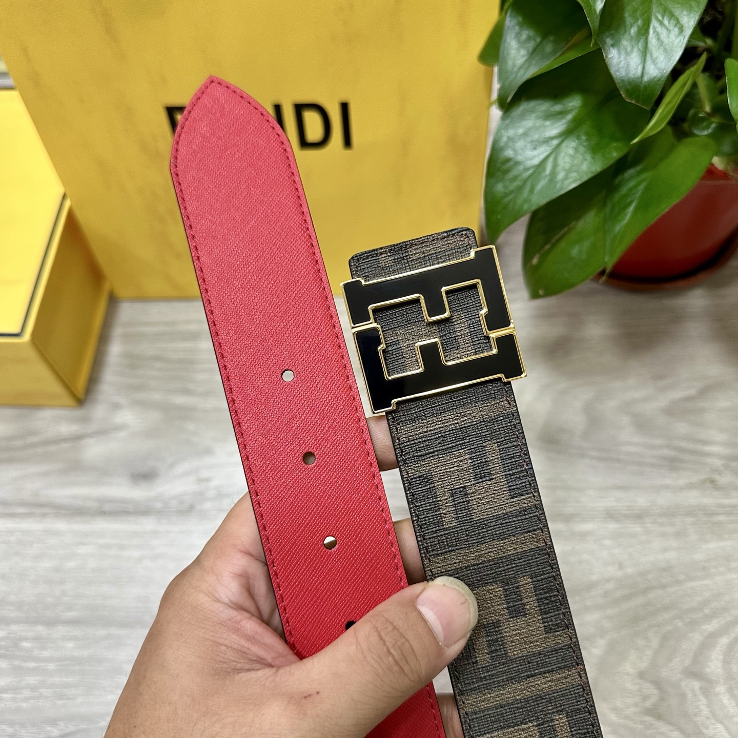 
     FENDI（芬迪）专柜同款 宽4.0CM 双环正反用腰带 FF按钉搭扣 黑色Cuoio  R