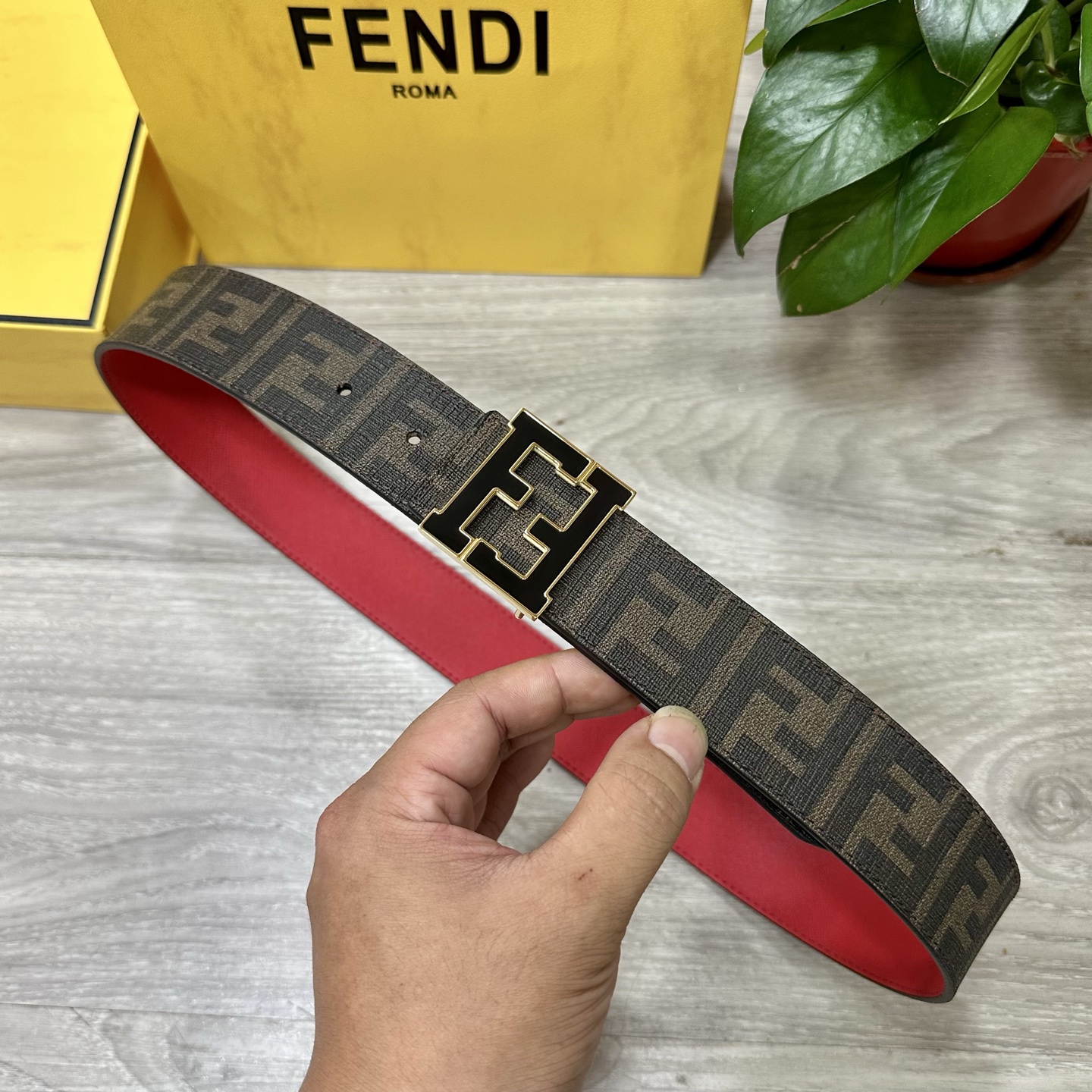 
     FENDI（芬迪）专柜同款 宽4.0CM 双环正反用腰带 FF按钉搭扣 黑色Cuoio  R