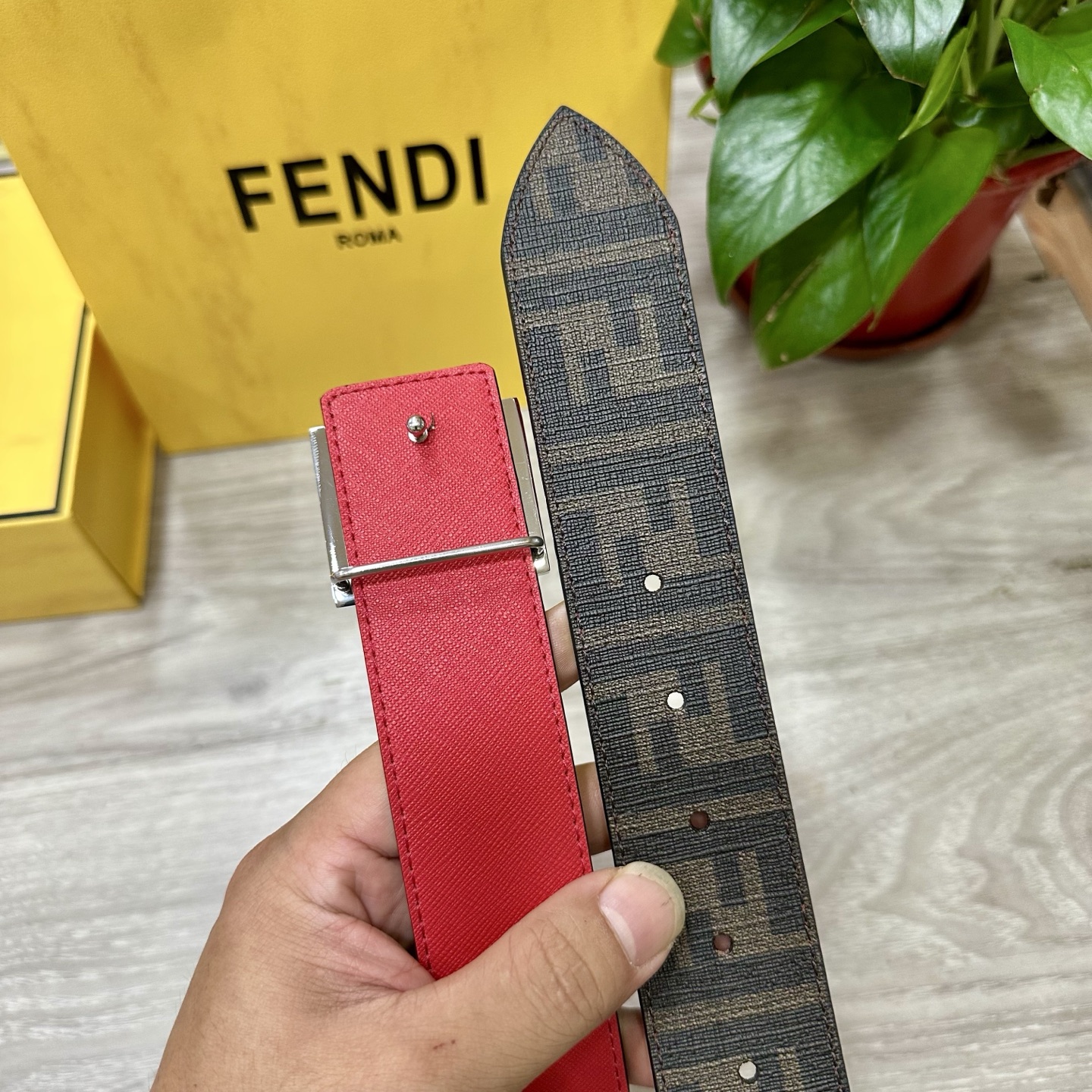 
     FENDI（芬迪）专柜同款 宽4.0CM 双环正反用腰带 FF按钉搭扣 黑色Cuoio  R