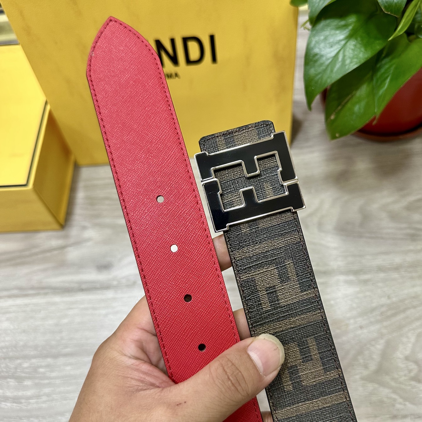 
     FENDI（芬迪）专柜同款 宽4.0CM 双环正反用腰带 FF按钉搭扣 黑色Cuoio  R
