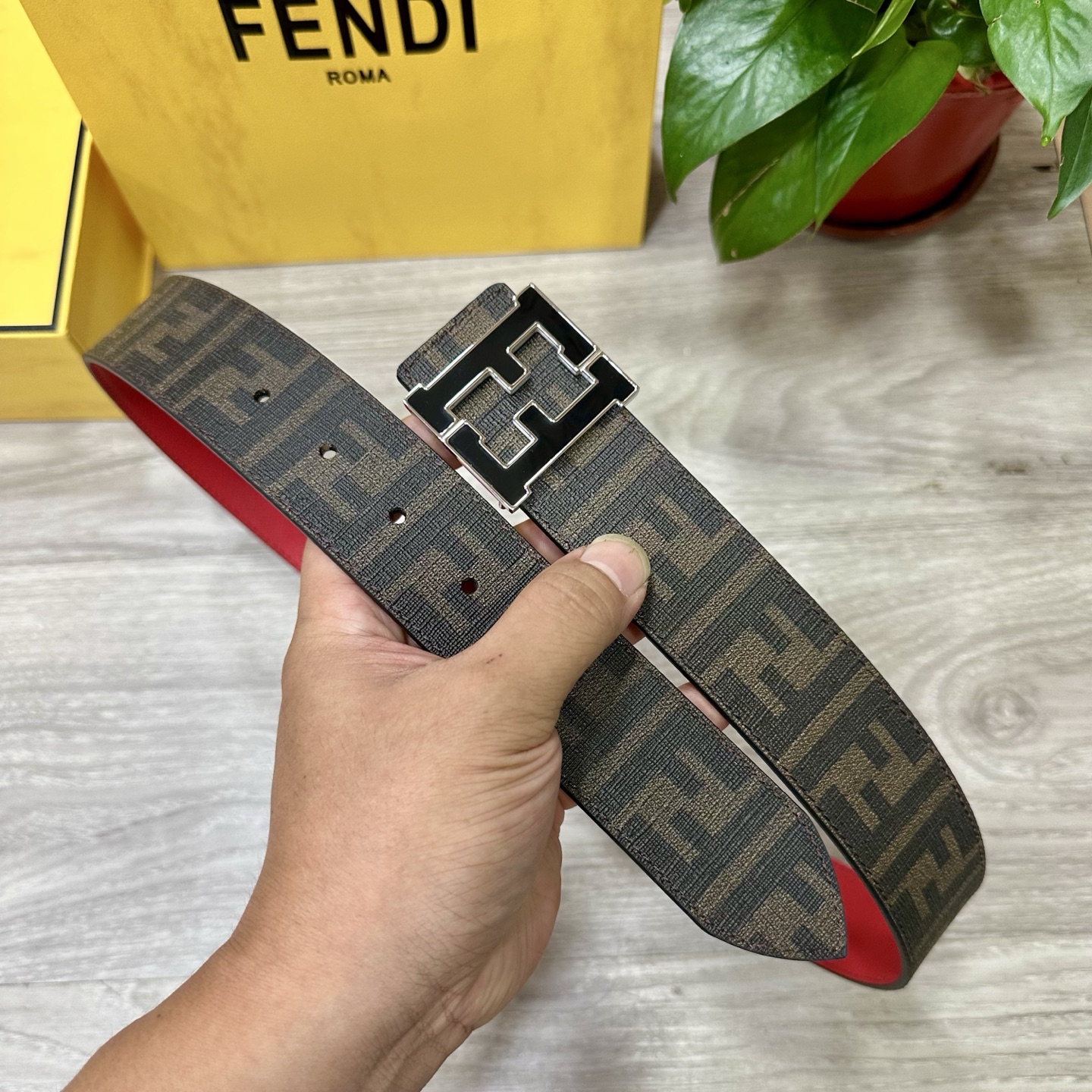 
     FENDI（芬迪）专柜同款 宽4.0CM 双环正反用腰带 FF按钉搭扣 黑色Cuoio  R