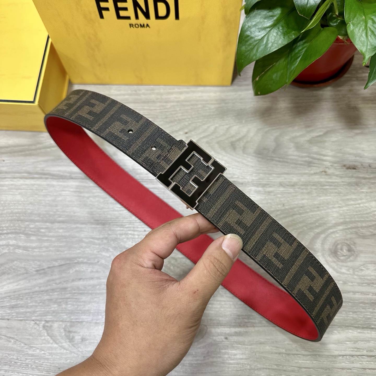 
     FENDI（芬迪）专柜同款 宽4.0CM 双环正反用腰带 FF按钉搭扣 黑色Cuoio  R