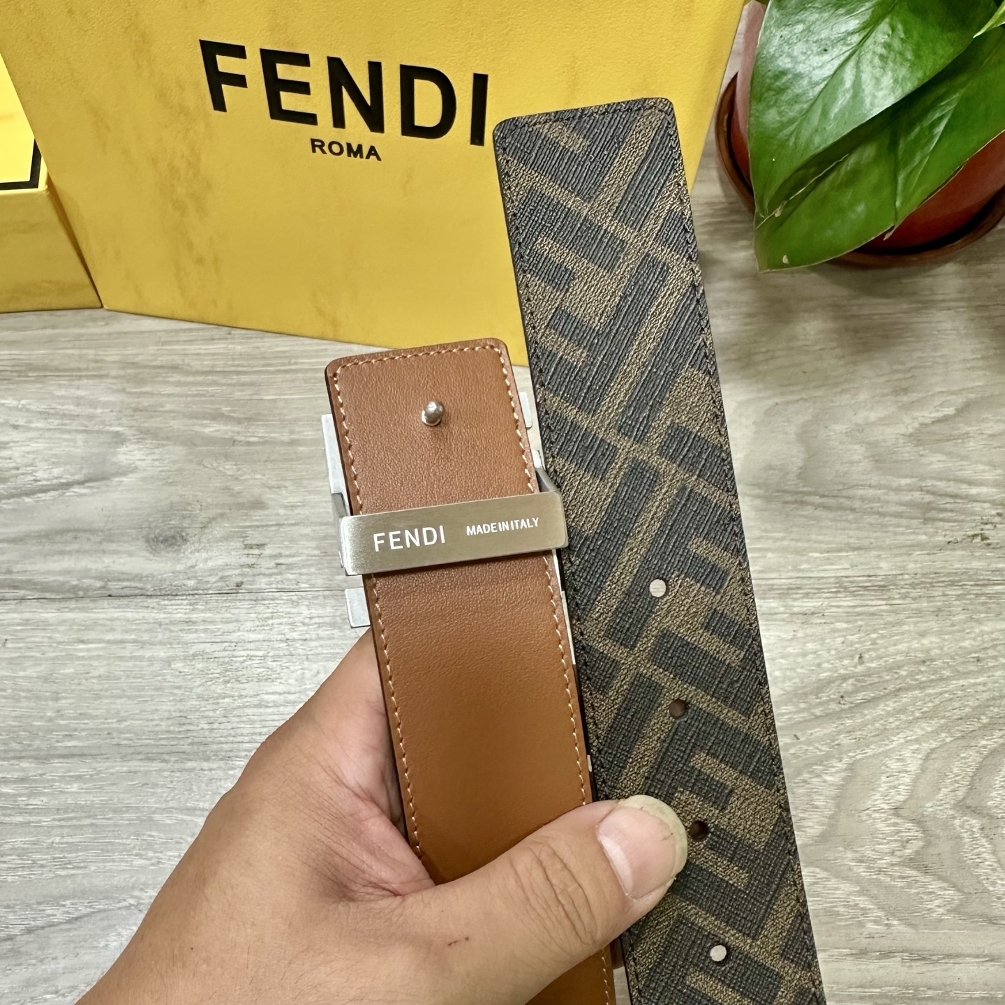 
     FENDI（芬迪）专柜同款 宽4.0CM 双环正反用腰带 FF按钉搭扣 土黄Cuoio  R