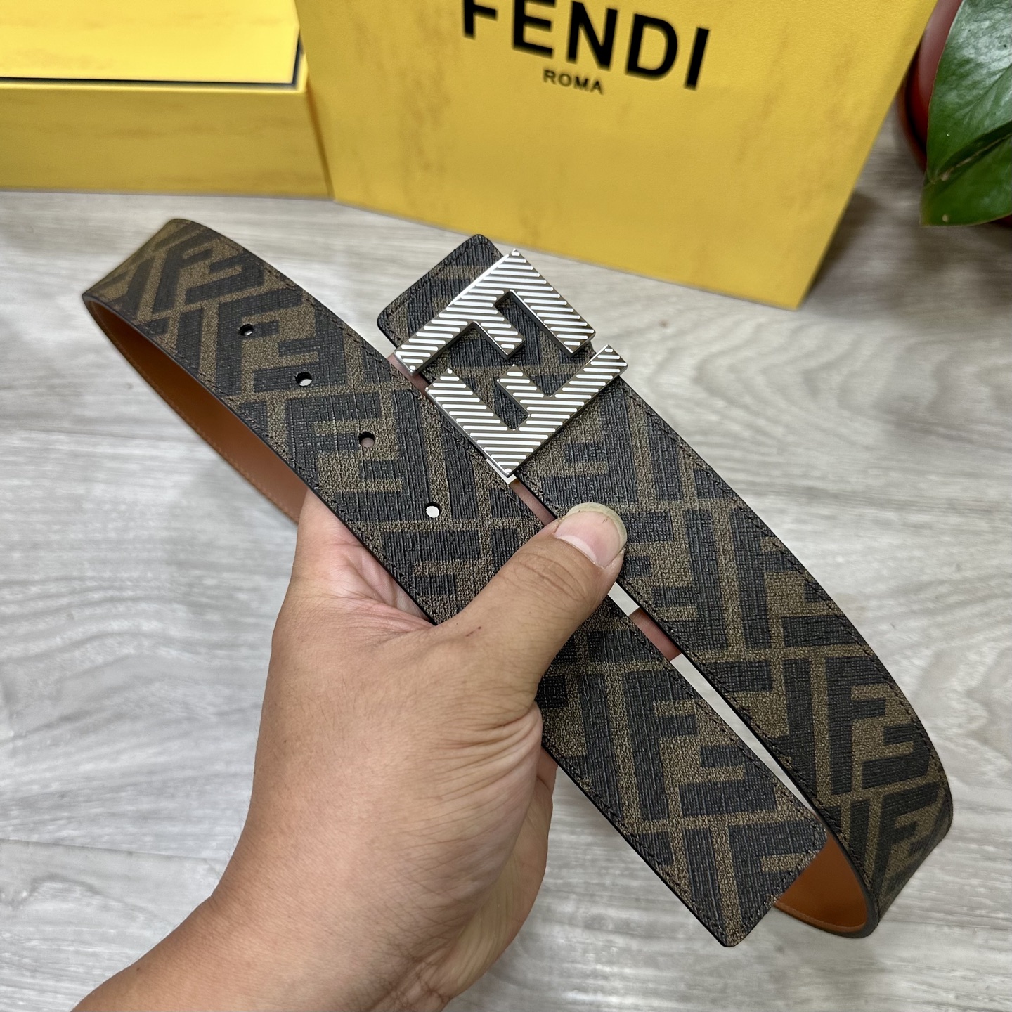 
     FENDI（芬迪）专柜同款 宽4.0CM 双环正反用腰带 FF按钉搭扣 土黄Cuoio  R