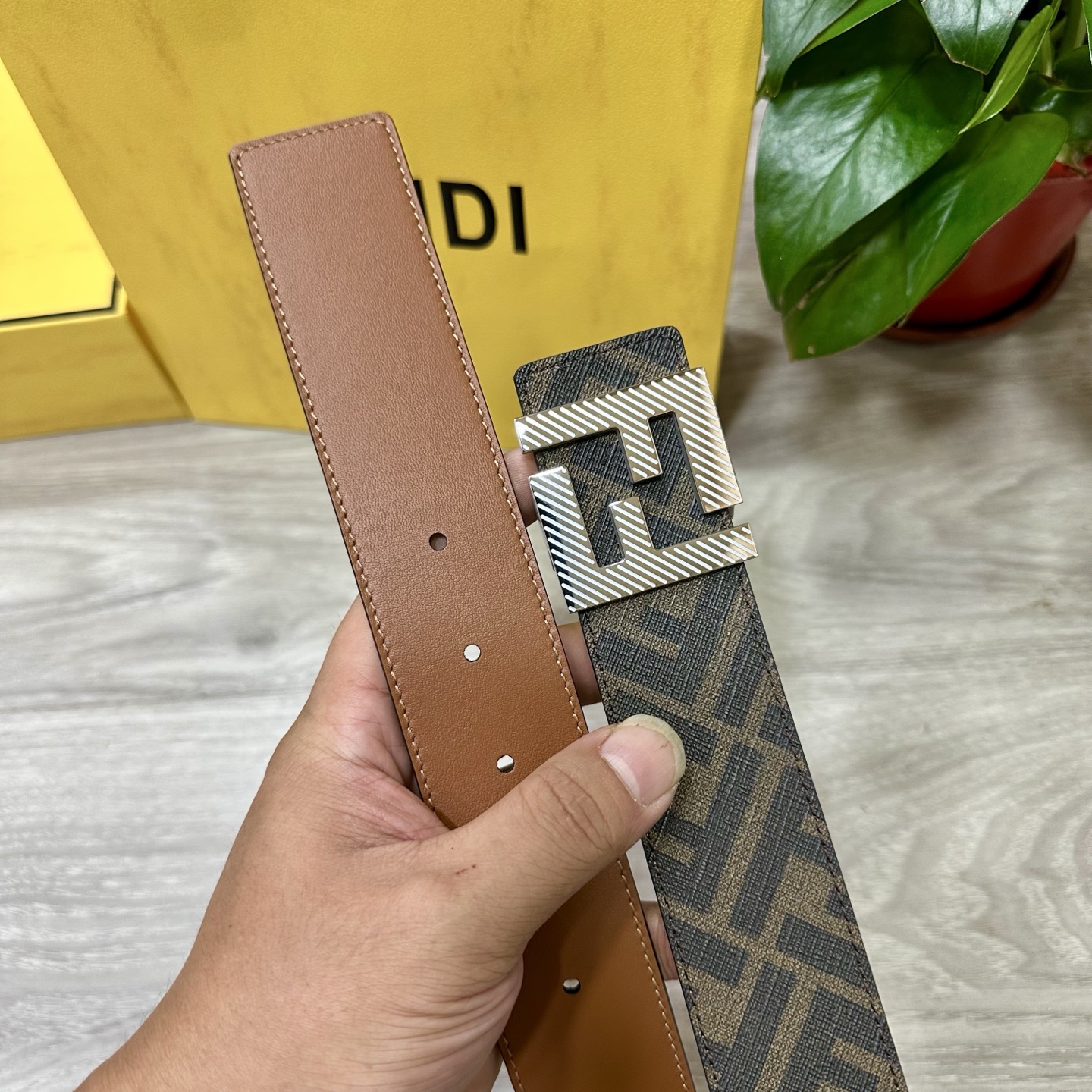
     FENDI（芬迪）专柜同款 宽4.0CM 双环正反用腰带 FF按钉搭扣 土黄Cuoio  R