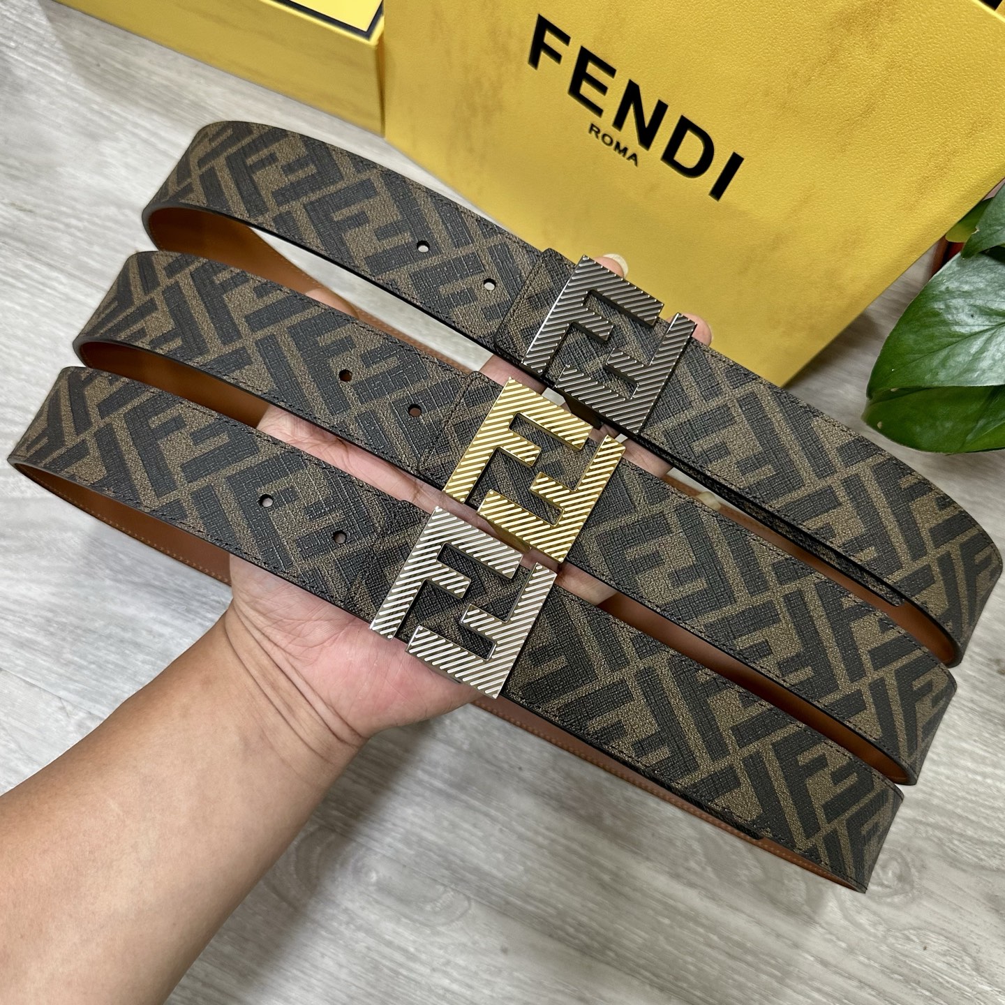 
     FENDI（芬迪）专柜同款 宽4.0CM 双环正反用腰带 FF按钉搭扣 土黄Cuoio  R