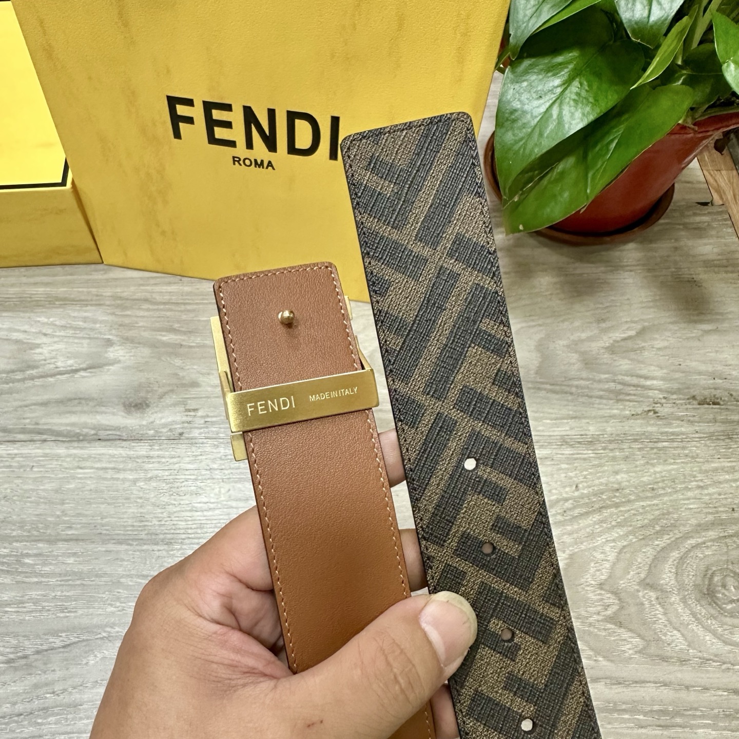 
     FENDI（芬迪）专柜同款 宽4.0CM 双环正反用腰带 FF按钉搭扣 土黄Cuoio  R
