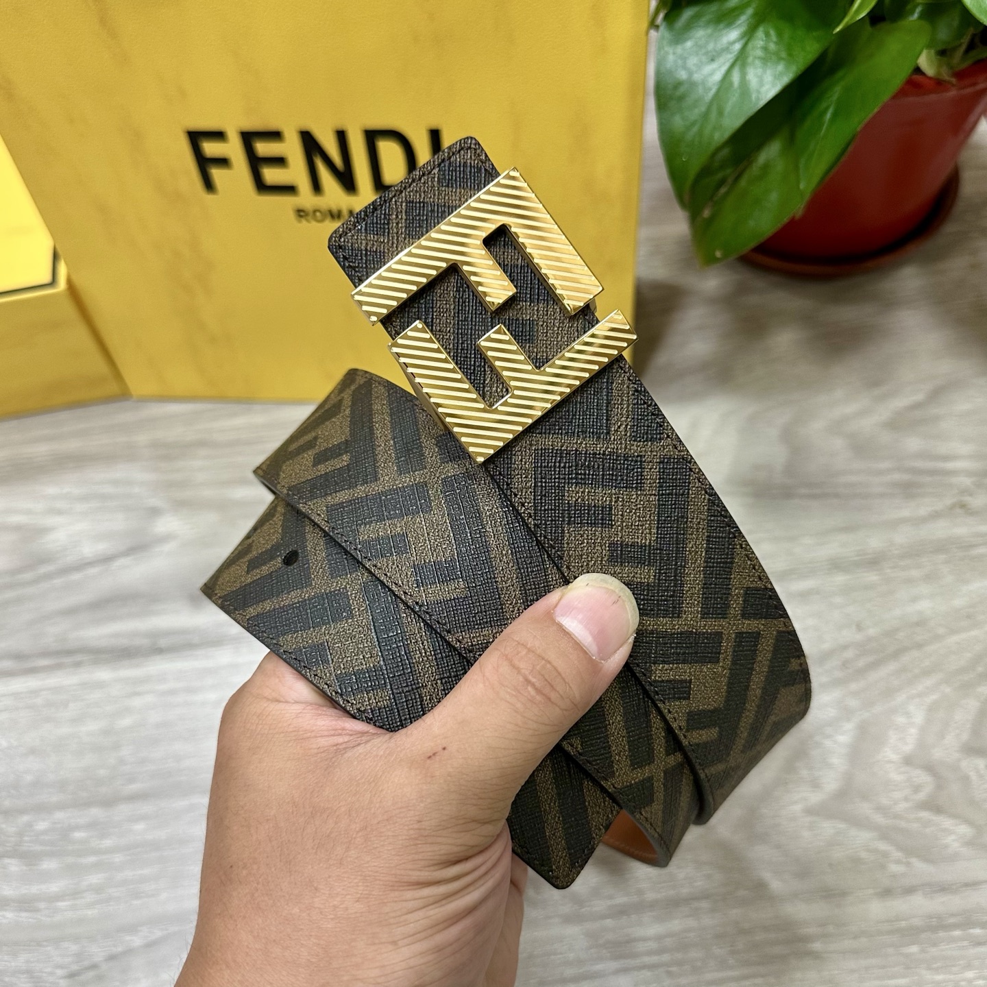 
     FENDI（芬迪）专柜同款 宽4.0CM 双环正反用腰带 FF按钉搭扣 土黄Cuoio  R