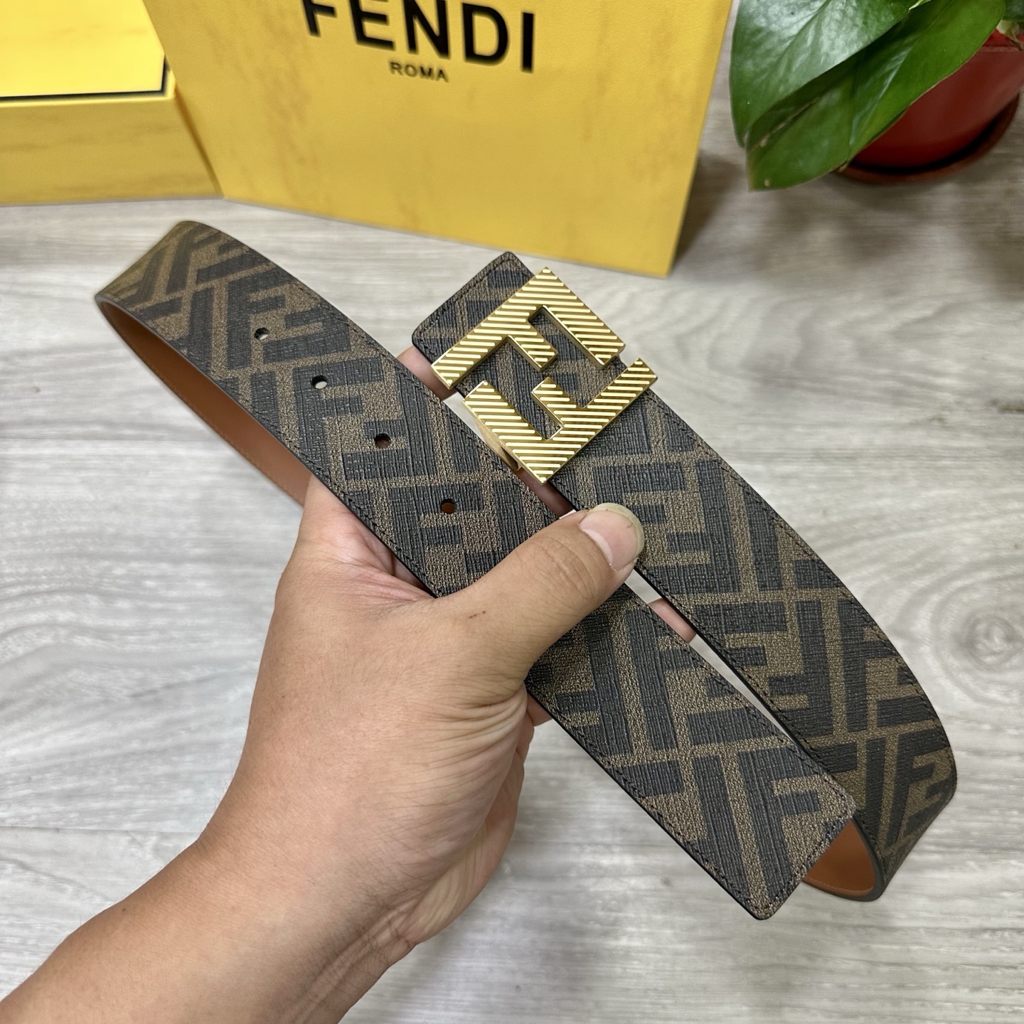 
     FENDI（芬迪）专柜同款 宽4.0CM 双环正反用腰带 FF按钉搭扣 土黄Cuoio  R