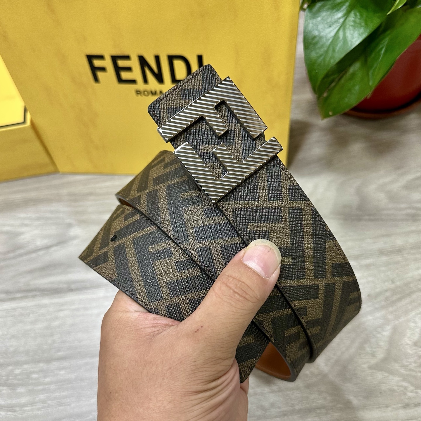 
     FENDI（芬迪）专柜同款 宽4.0CM 双环正反用腰带 FF按钉搭扣 土黄Cuoio  R