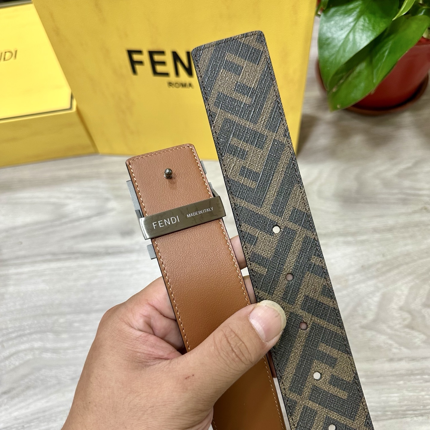 
     FENDI（芬迪）专柜同款 宽4.0CM 双环正反用腰带 FF按钉搭扣 土黄Cuoio  R