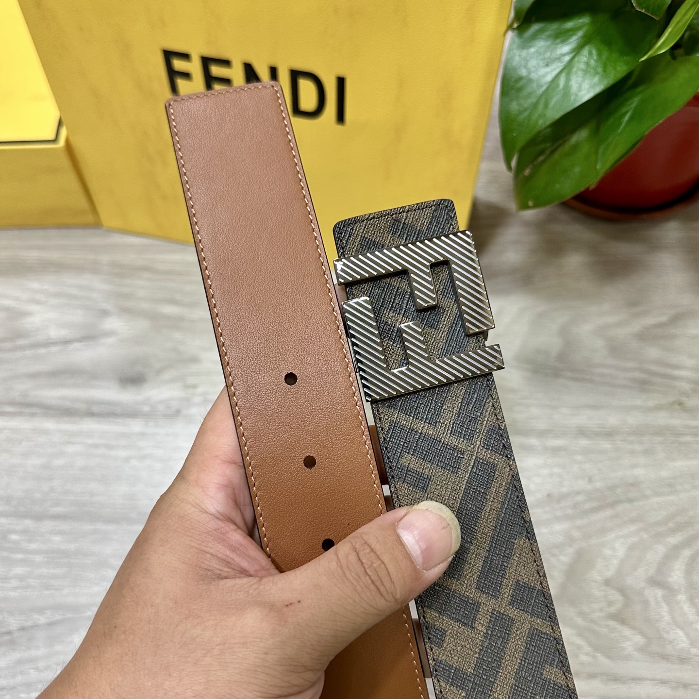 
     FENDI（芬迪）专柜同款 宽4.0CM 双环正反用腰带 FF按钉搭扣 土黄Cuoio  R