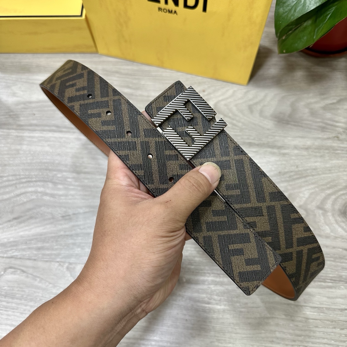 
     FENDI（芬迪）专柜同款 宽4.0CM 双环正反用腰带 FF按钉搭扣 土黄Cuoio  R
