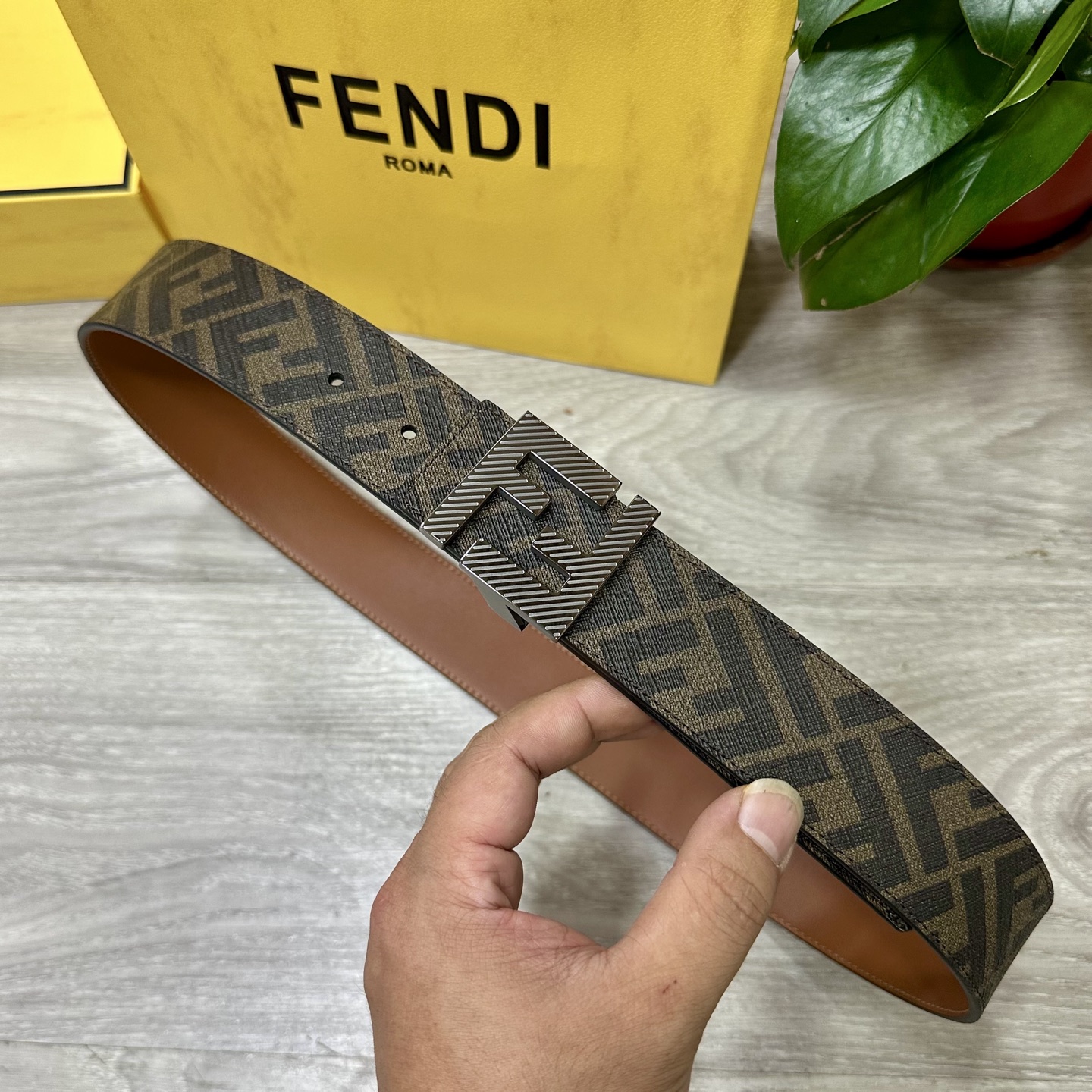 
     FENDI（芬迪）专柜同款 宽4.0CM 双环正反用腰带 FF按钉搭扣 土黄Cuoio  R